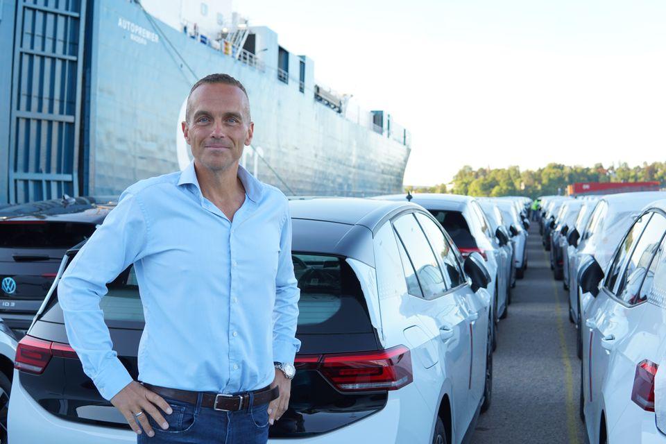 Volkswagen Norge-direktør Harald Edvardsen-Eibak med de leveringsklare ID.3 1st-bilene. 