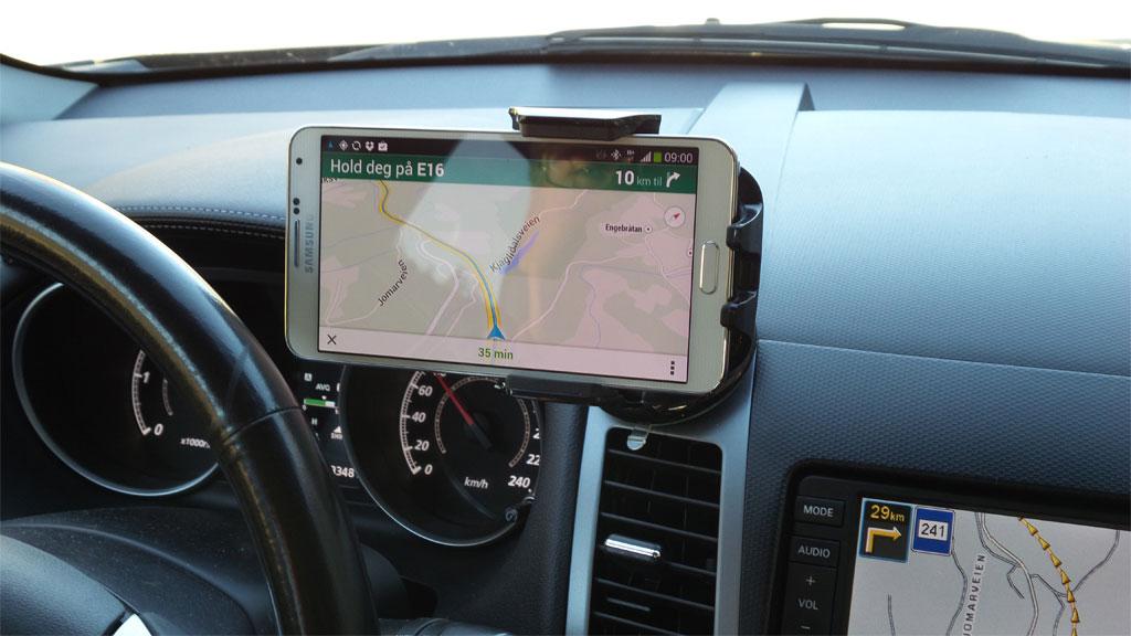 Stor skjerm gjør telefonen velegnet som GPS i bil. Den fungerer også til fots, og med offentlig kommunikasjon.