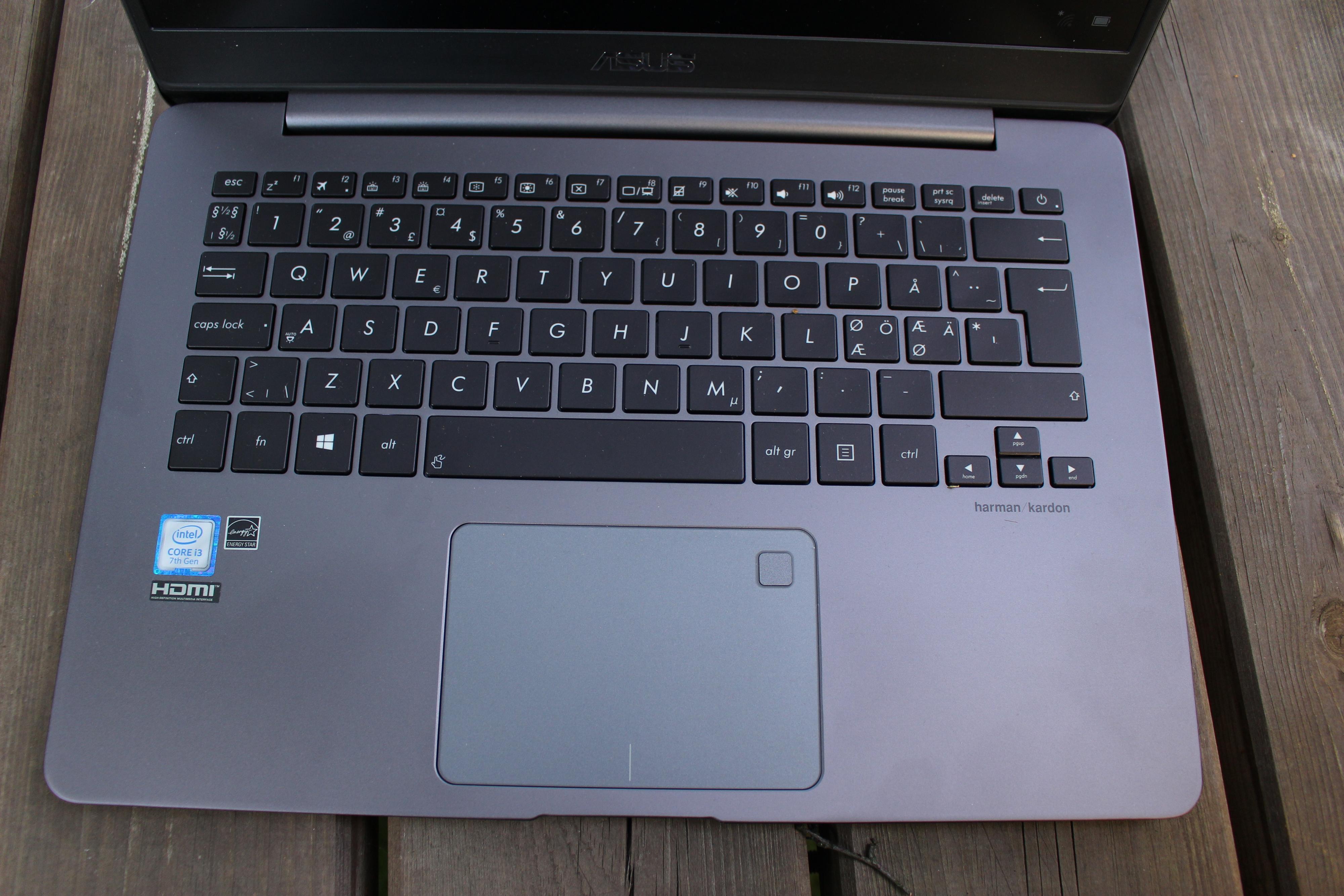 Fingeravtrykk vises godt på chassiset til Asus ZenBook.