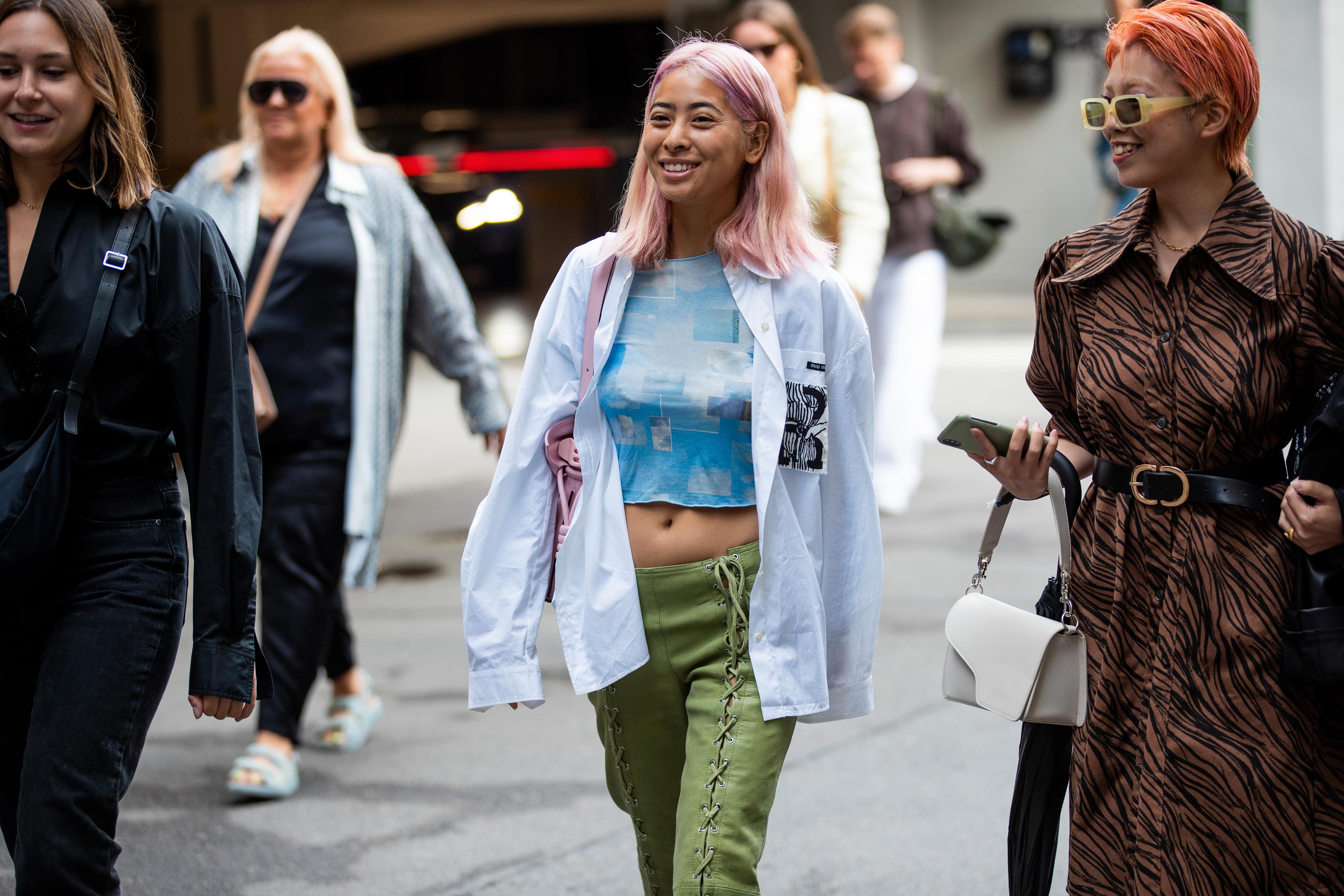 TRENDY NÅ: Under moteuken i København ble flere gjester sett med magetopp. Her er redaktør og stylist Michelle Li kledd i crop top på vei til motevisning. 