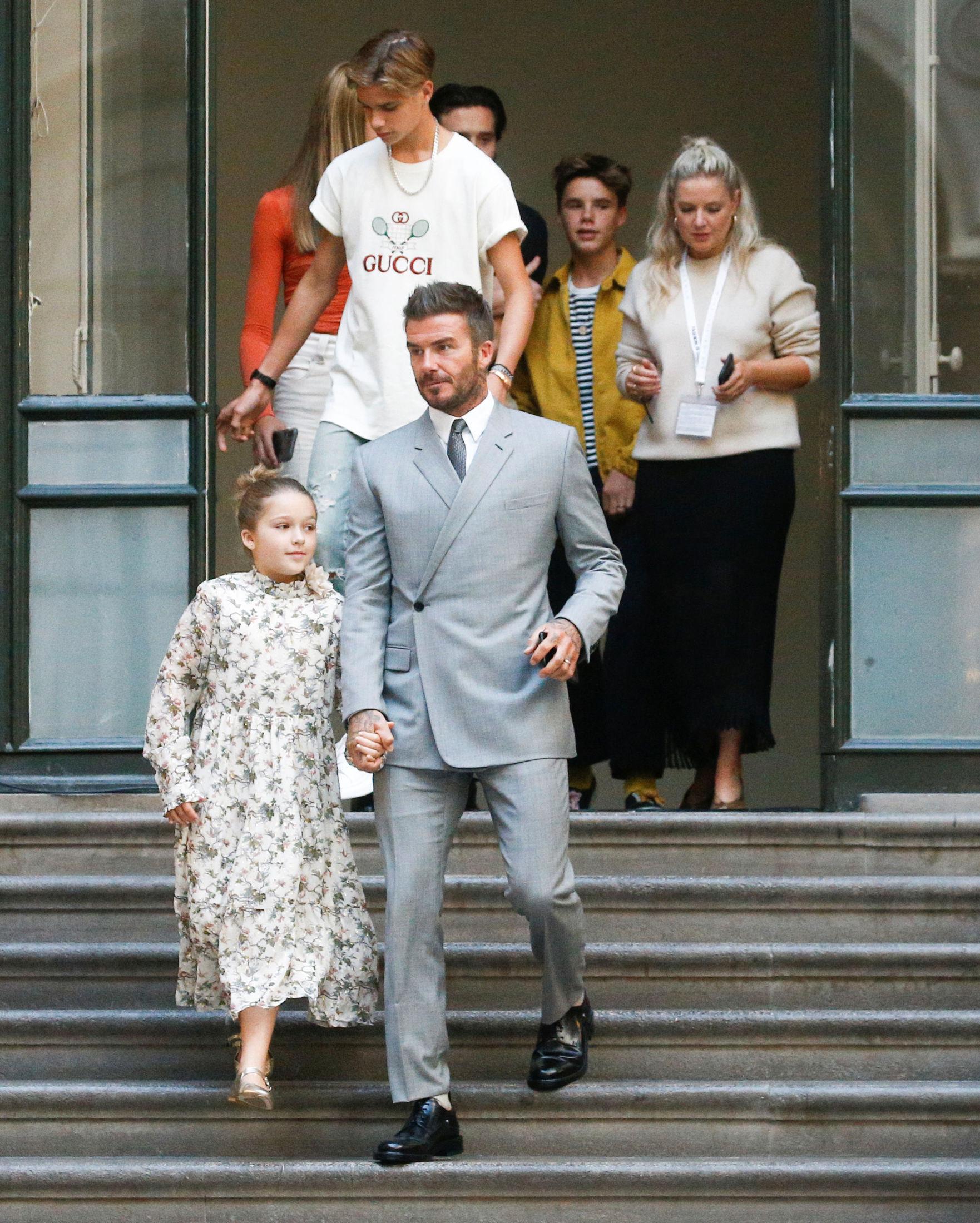 FAR OG DATTER: David og Harper Beckham på vei ut fra morens motevisning. Foto: REUTERS/Henry Nicholls