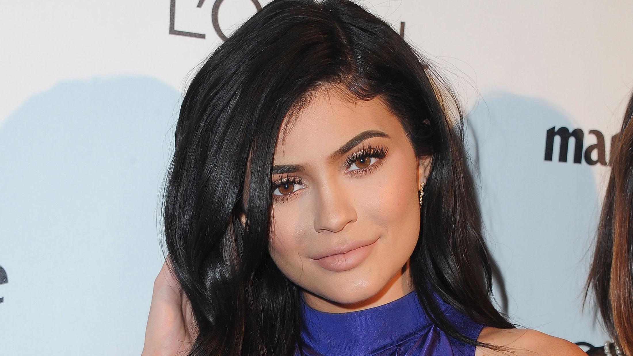 SVINDLER FORBRUKERE: Unge jenter har blant annet blir lurt av nettbutikker som selger falsk sminke fra Kylie Jenner sitt makeup-merke. Foto: Getty Images.