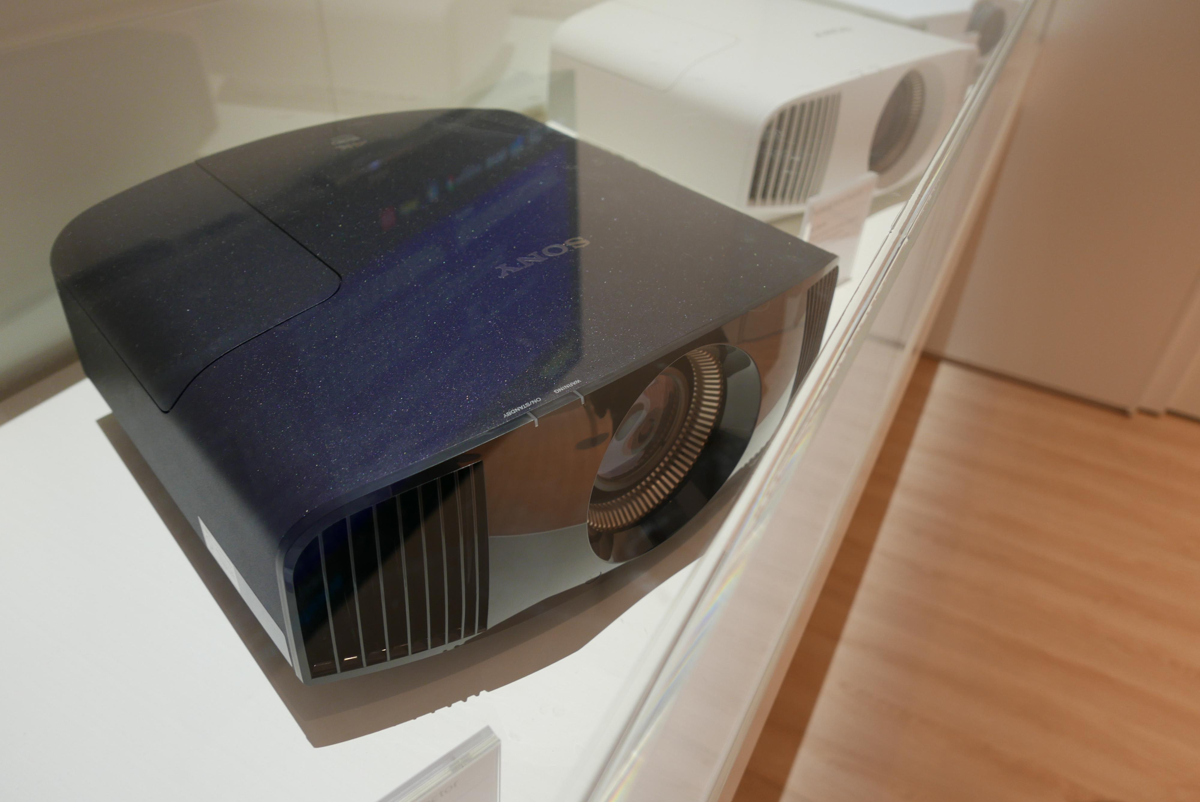 Slik ser den nye 4K HDR-projektoren ut til Sony. Foto: Ole Henrik Johansen / Tek.no