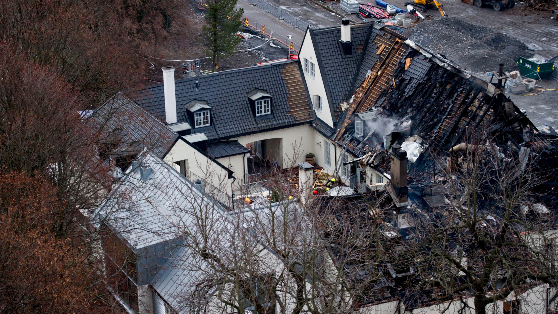RESTER: Slik så gården ut etter at brannen var slukket brannen. Foto: Jon Olav Nesvold / NTB scanpix