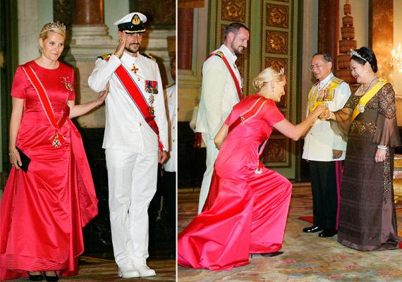 RØD GALLAKJOLE: Det er ikke ofte kronprinsessen bruker sterke farger, men i 2006 var hun iført en knallrosa kjole under H.M. Kong Bhumibols store gallamiddag i Bangkok. Anledningen var hans 60-års feiring som regjerende monark. Foto: Getty Images/All Over Press/NTB Scanpix