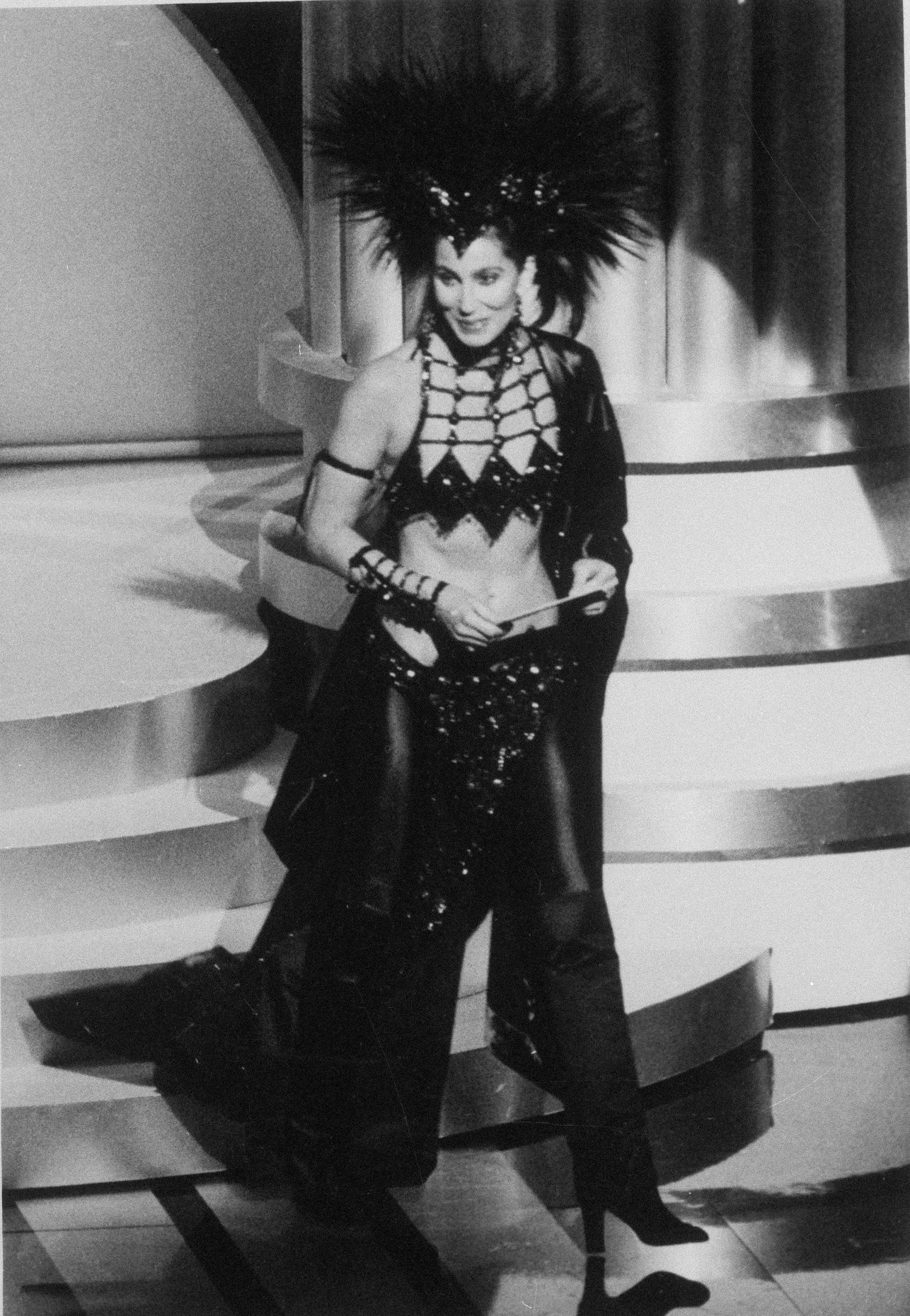 PRISUTDELER: Cher ble bedt om å dele ut en pris på utdelingen i 1986, og gjorde litt av entré. 