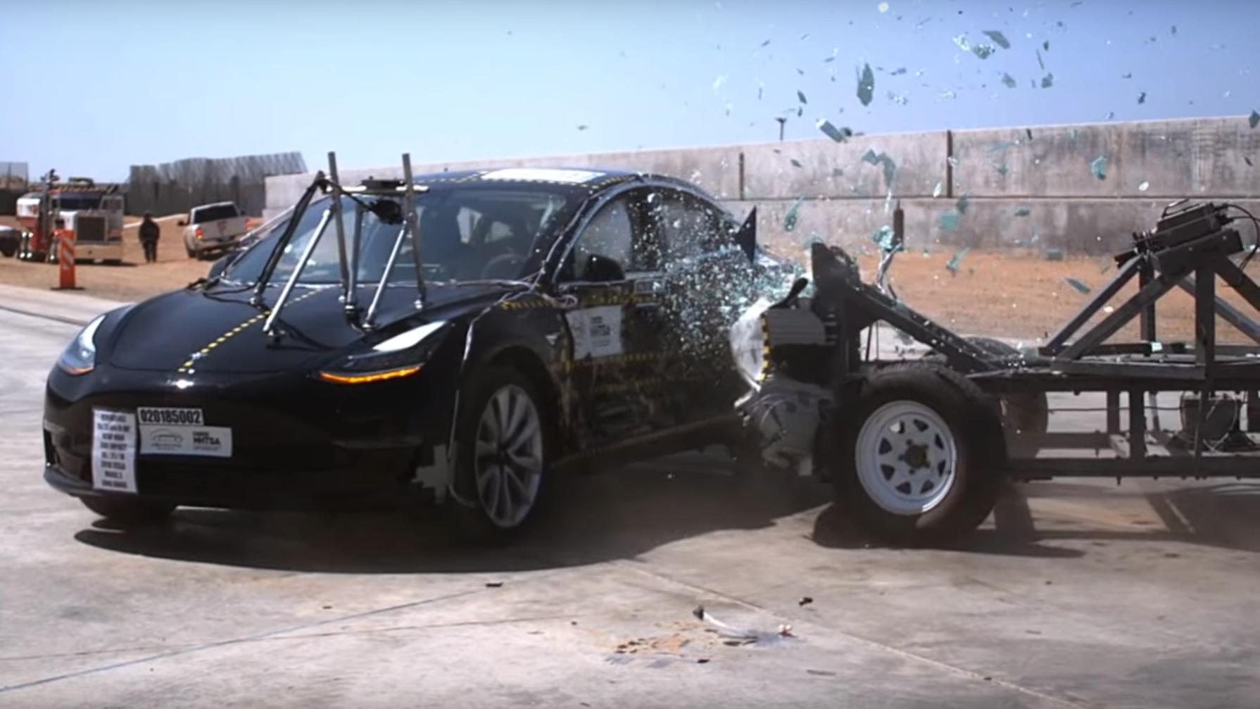 Video: Her smadres Tesla Model 3