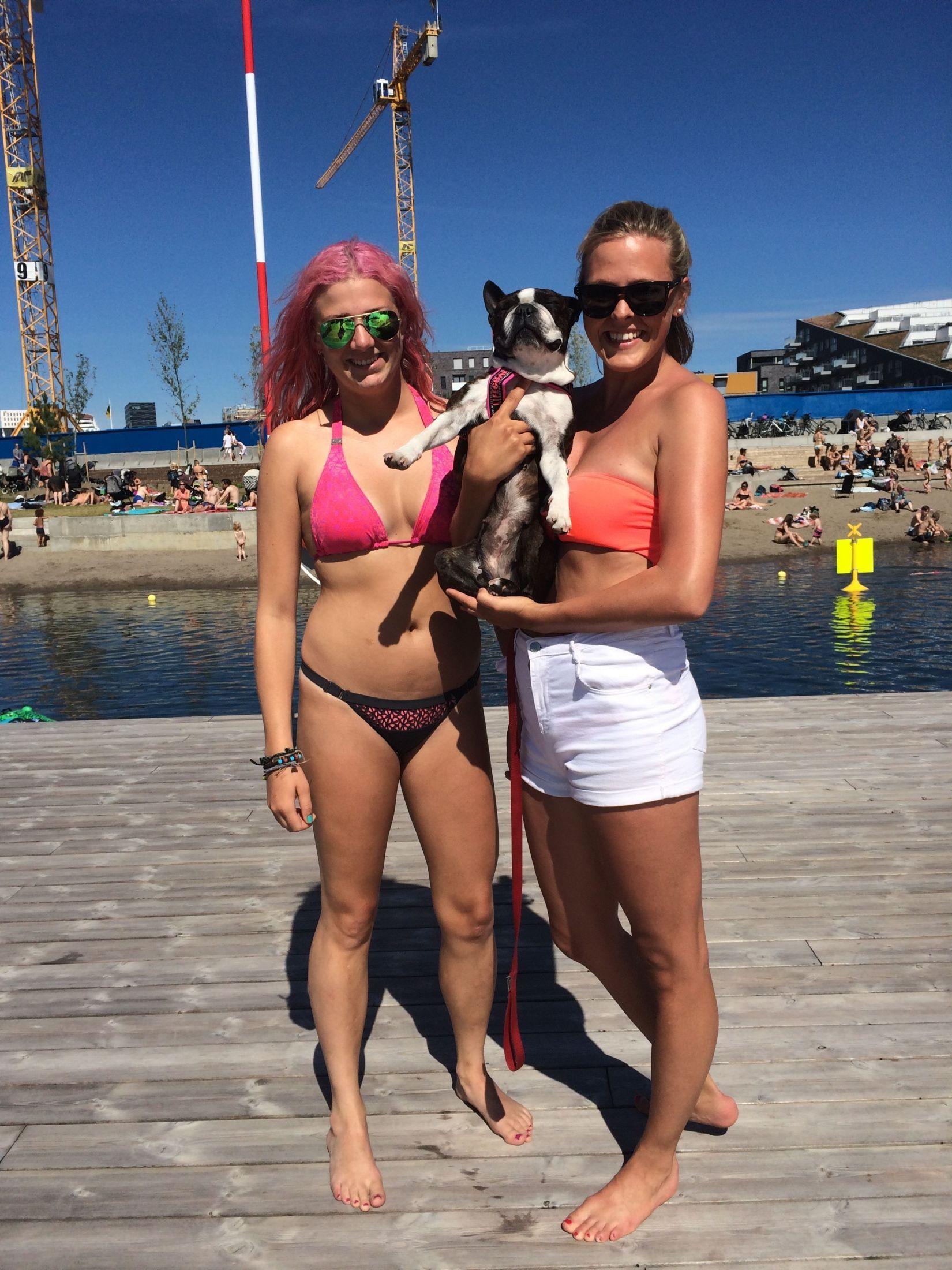 Fra venstre: Guri Bendz (25), bikini kjøpt i Miami og Trude Aase (24), har på seg bikini fra Lindex - Vi synes det er mange kule badedraker denne sesongen. - Faktor 50, total sunblock må være det verste på en strand. Foto: Thea Roll Rakeng /VG