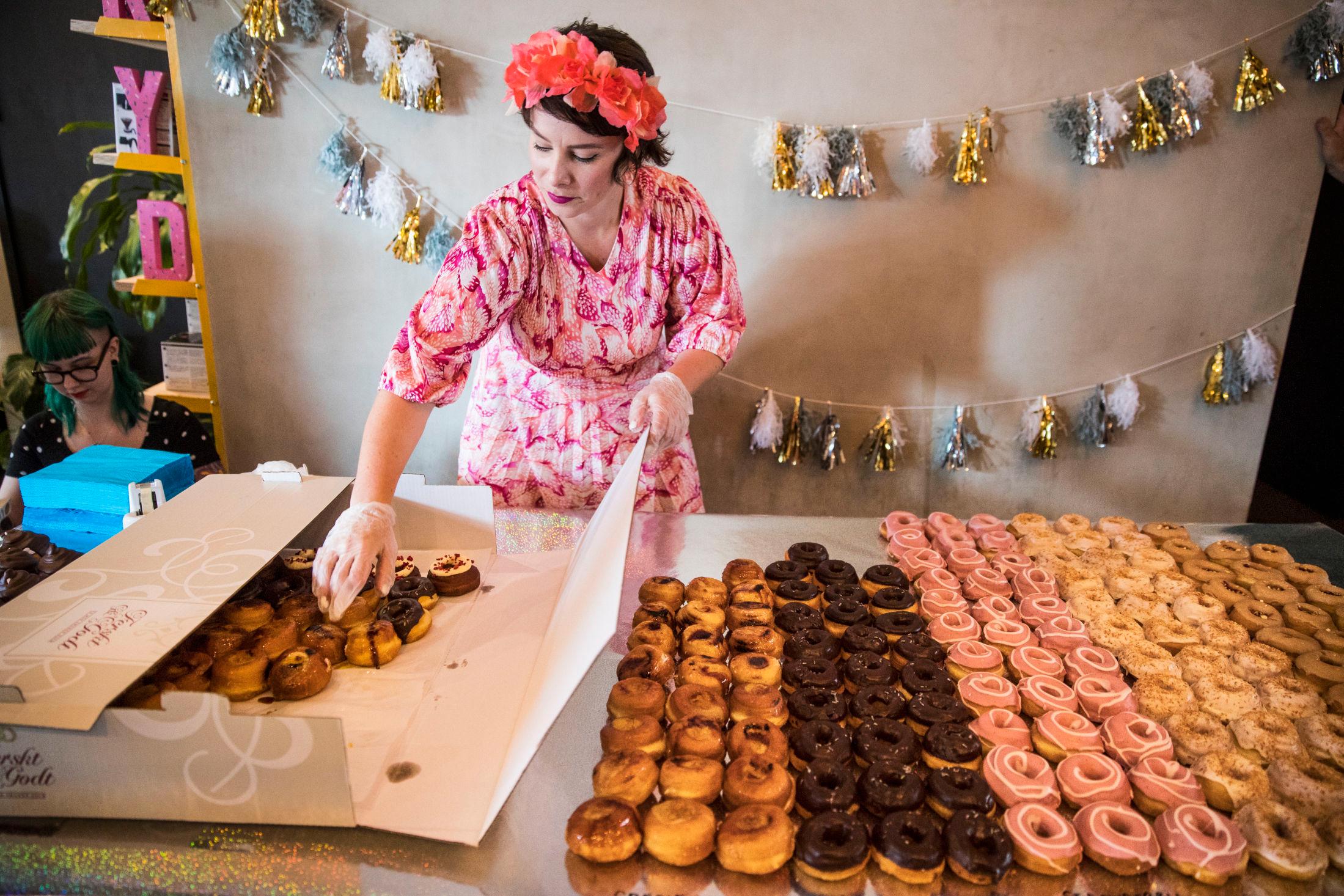 HÅNDLAGET: Alle doughnutsene Browne har solgt til nå er laget for hånd. I den nye kaféen og kaffebrenneriet vil hun endelig kunne lage flere med hjelp av maskiner. Foto: Frode Hansen/VG