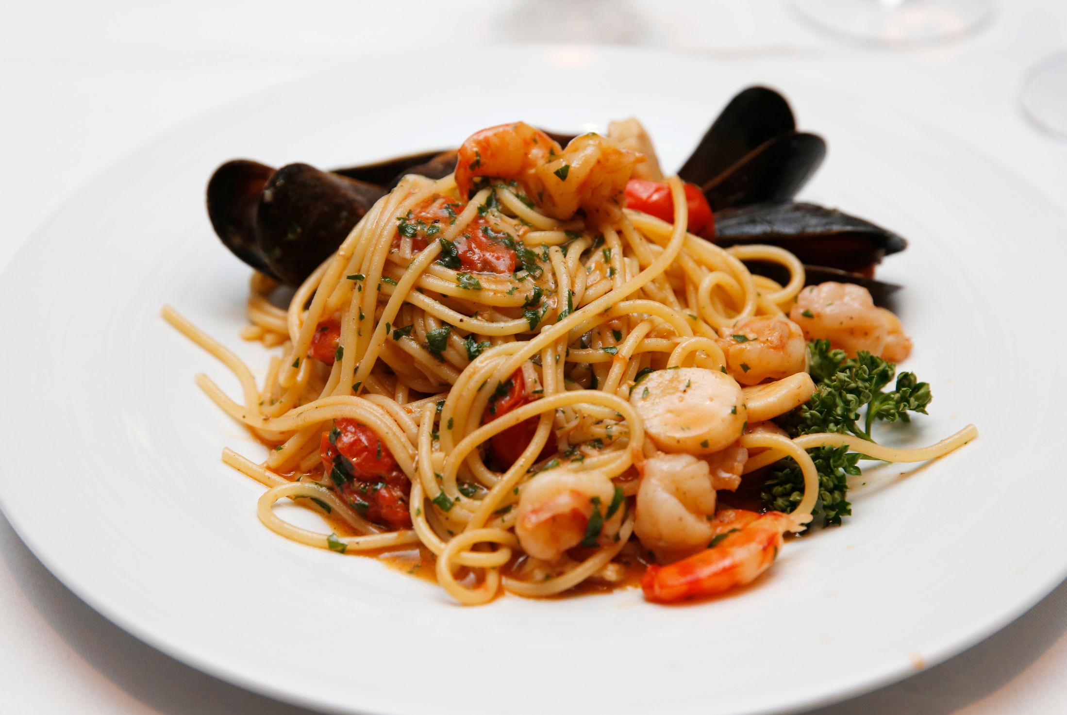 SPAGHETTI MED SJØMAT: Ruffino serverer ekte italiensk spaghetti med sjømat. Kamskjell, reker og blåskjell. FOTO: TROND SOLBERG/VG