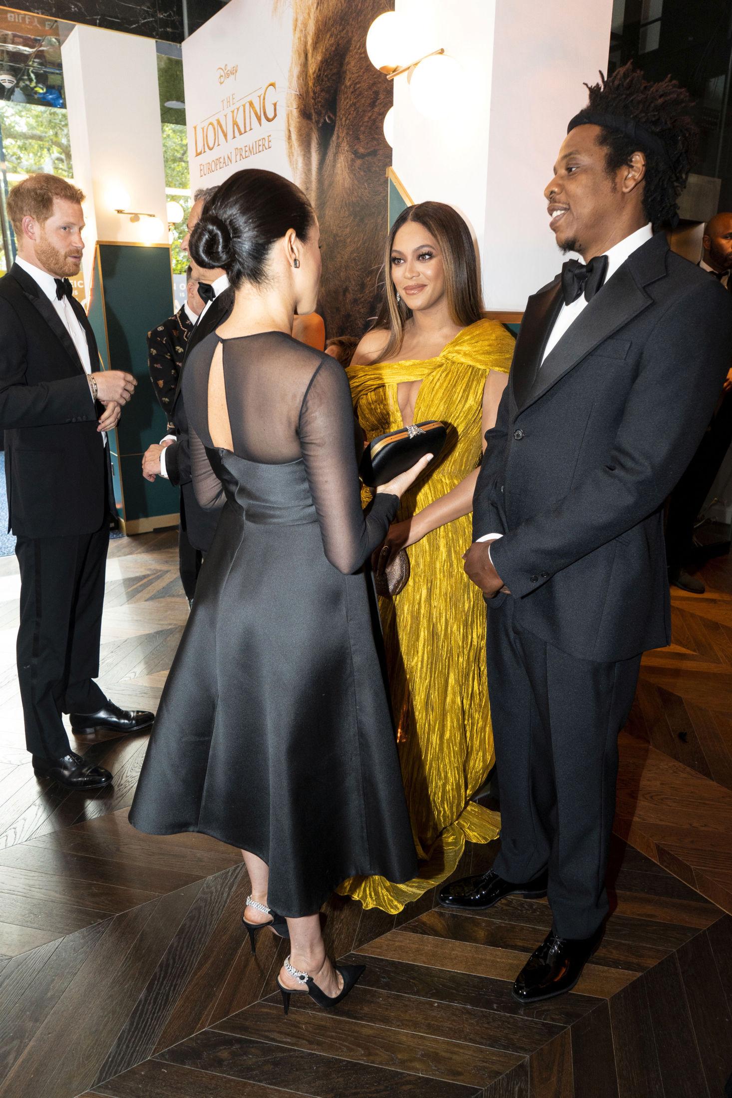 STJERNEMØTE: Her står hertuginne Meghan og prins Harry sammen med Beyoncé og Jay-Z. Foto: Niklas Halle'n/REUTERS.