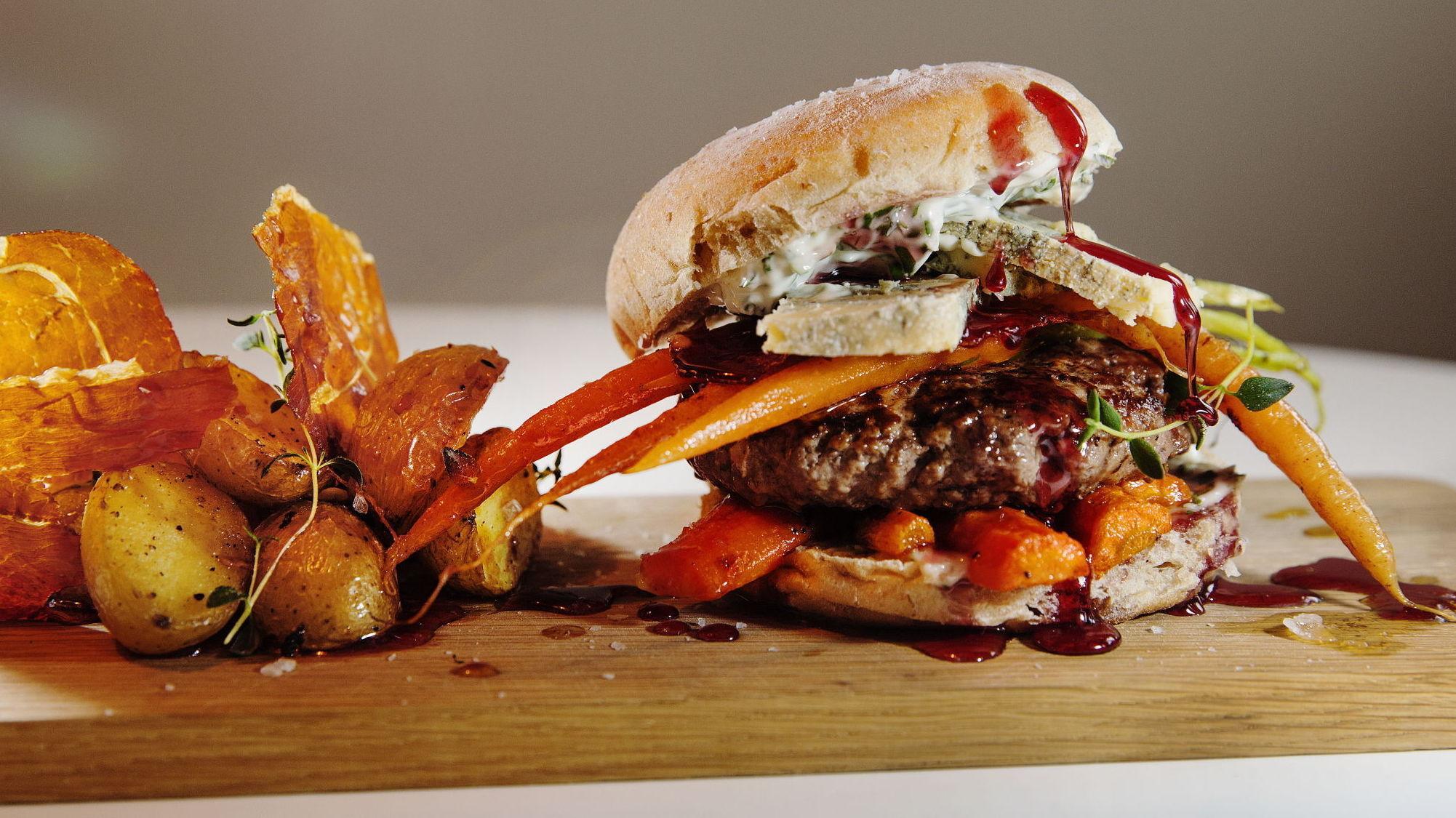 TRASH-GOURMET: Junk food som hamburger serveres ikke lenger bare som hurtigmat, men også fin restaurantmat. Her har kokk Jan Ivar Nykvist laget sin egen luksusburger. Foto: Magnar Kirknes/VG