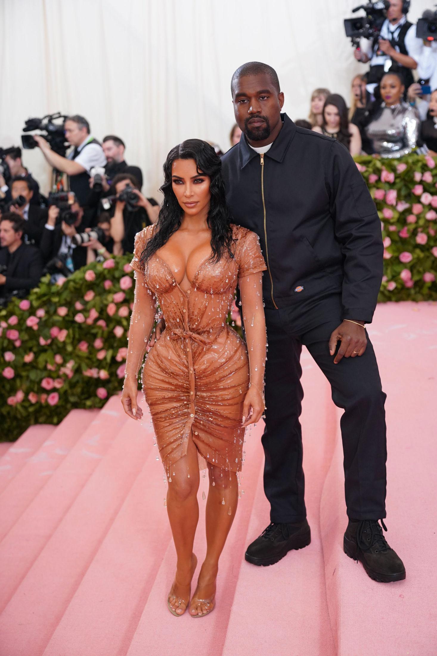 LAR KONA SKINNE: Kanye West gikk for et helsvart, enkelt antrekk på Met-gallaen. Kim Kardashian West derimot hadde på seg en åletrang kjole signert Mugler. Foto: Pa Photos