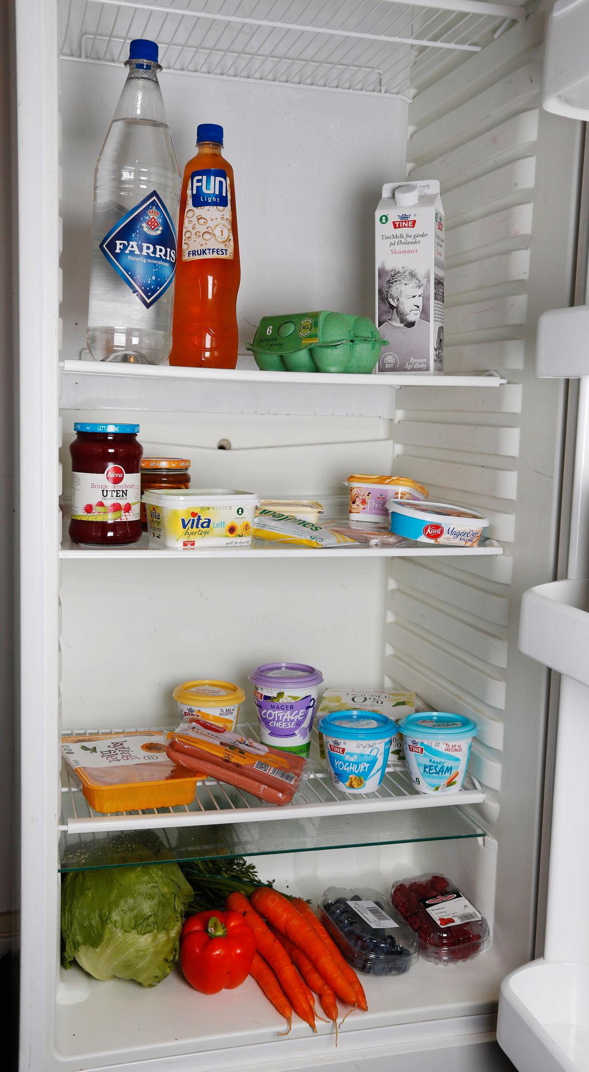 RENT: Ta en skikkelig rengjøring i kjøleskapet jevnlig for å forhindre at gammel mat får ligge og råtne i en skuff. Foto: Nils Bjåland/VG