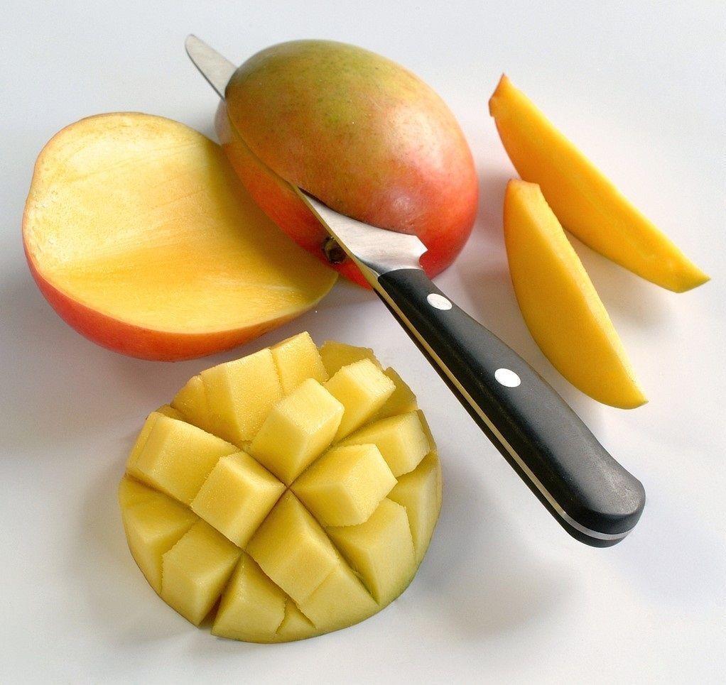 PINNSVIN: Skal du ha mangoen i terninger, er dette en lur måte å skjære den opp på. Foto: Opplysningskontoret for frukt og grønt