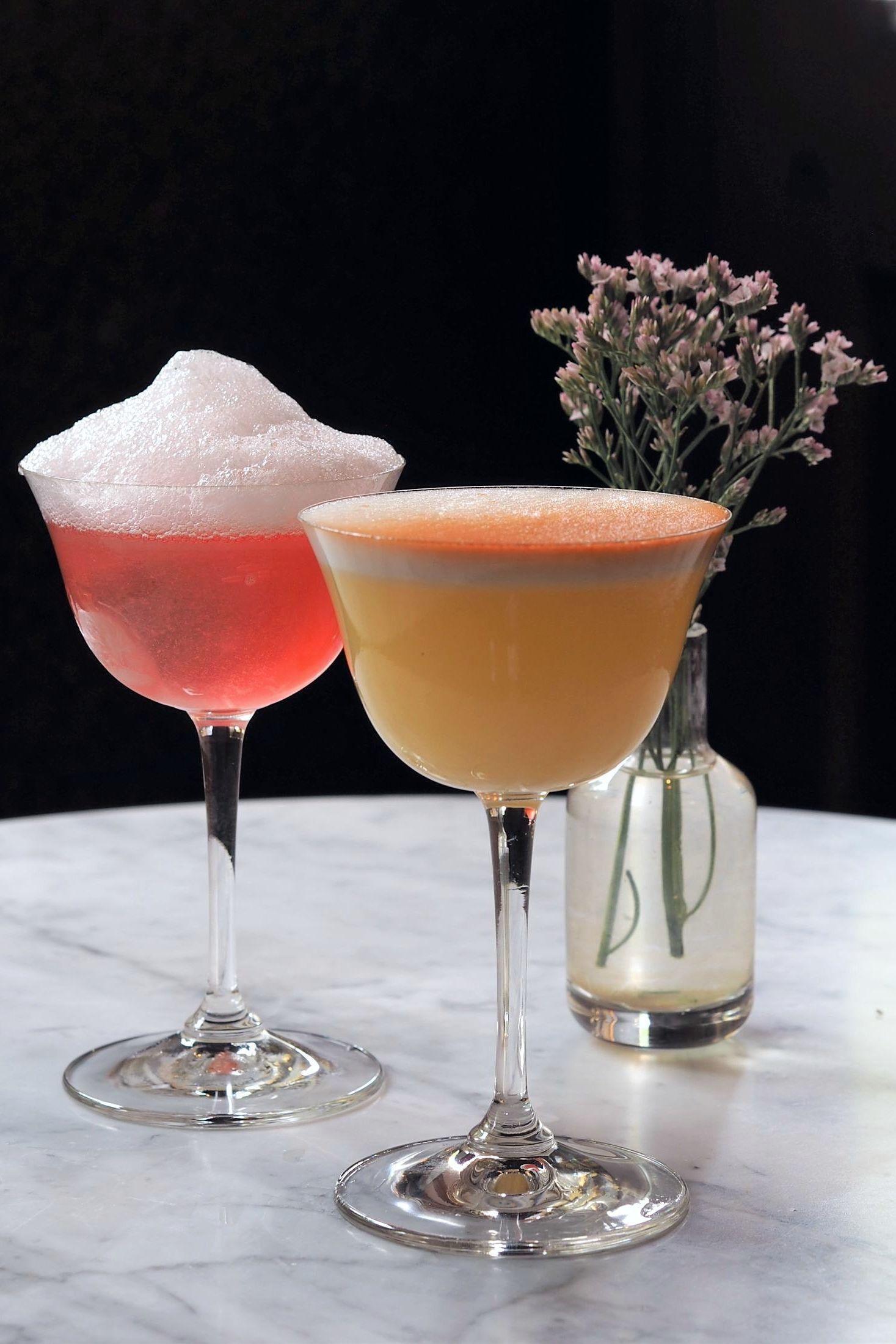 FARGERIKT: Drinkene er appetittvekkende med sine sterke farger. Her avbildet fra venstre: Deres signaturdrink, Margarita med en vri og Whiskey sour. FOTO: Melina Pambou Sundfør / VG