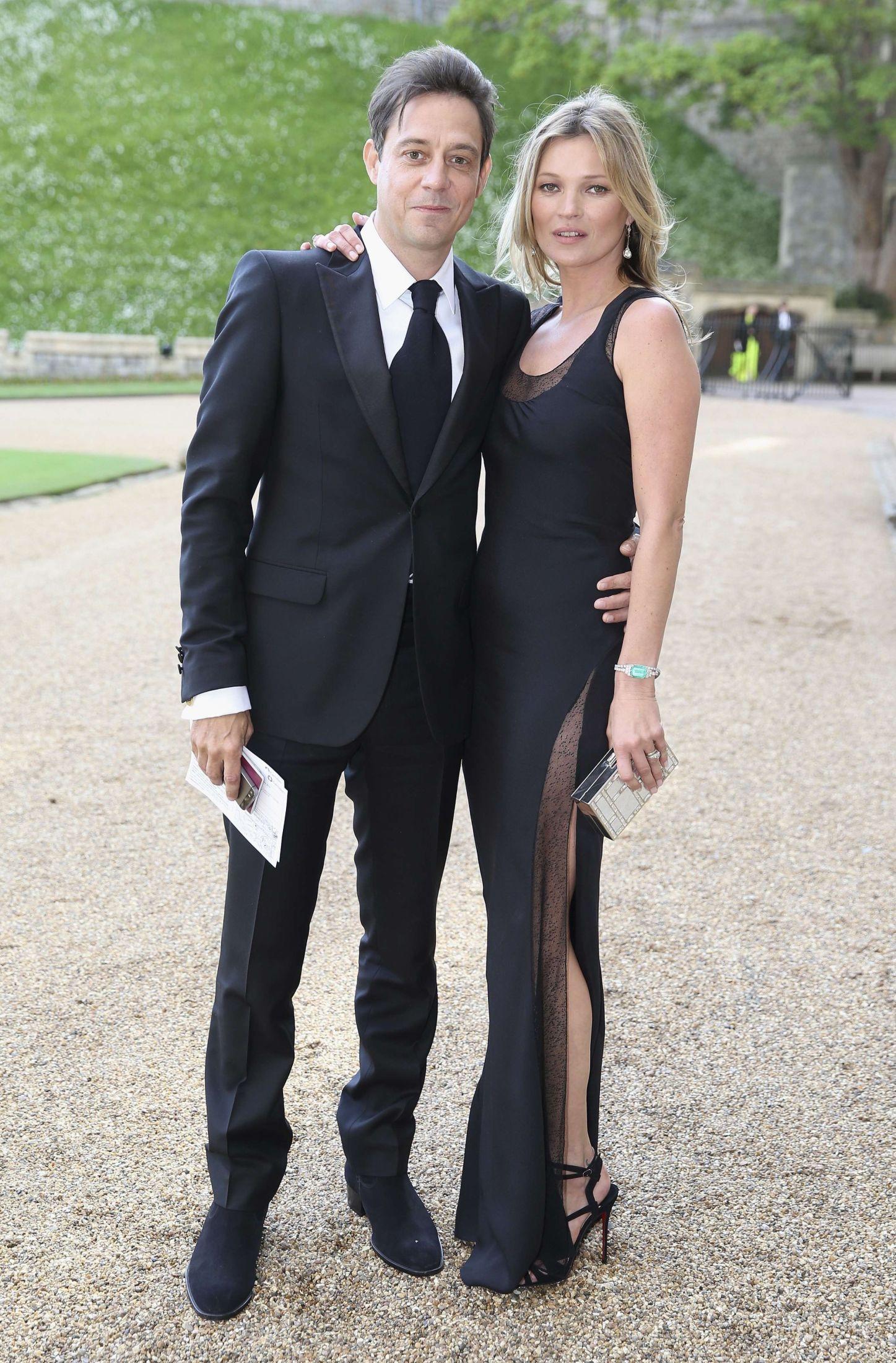 EKTEPAR: Moss sammen med etkemannen Jamie Hince på et arrangement på Windsor Castle i 2014. Hince i dress og Moss i en sort kjole med høy splitt. Foto:  Chris Jackson, AFP