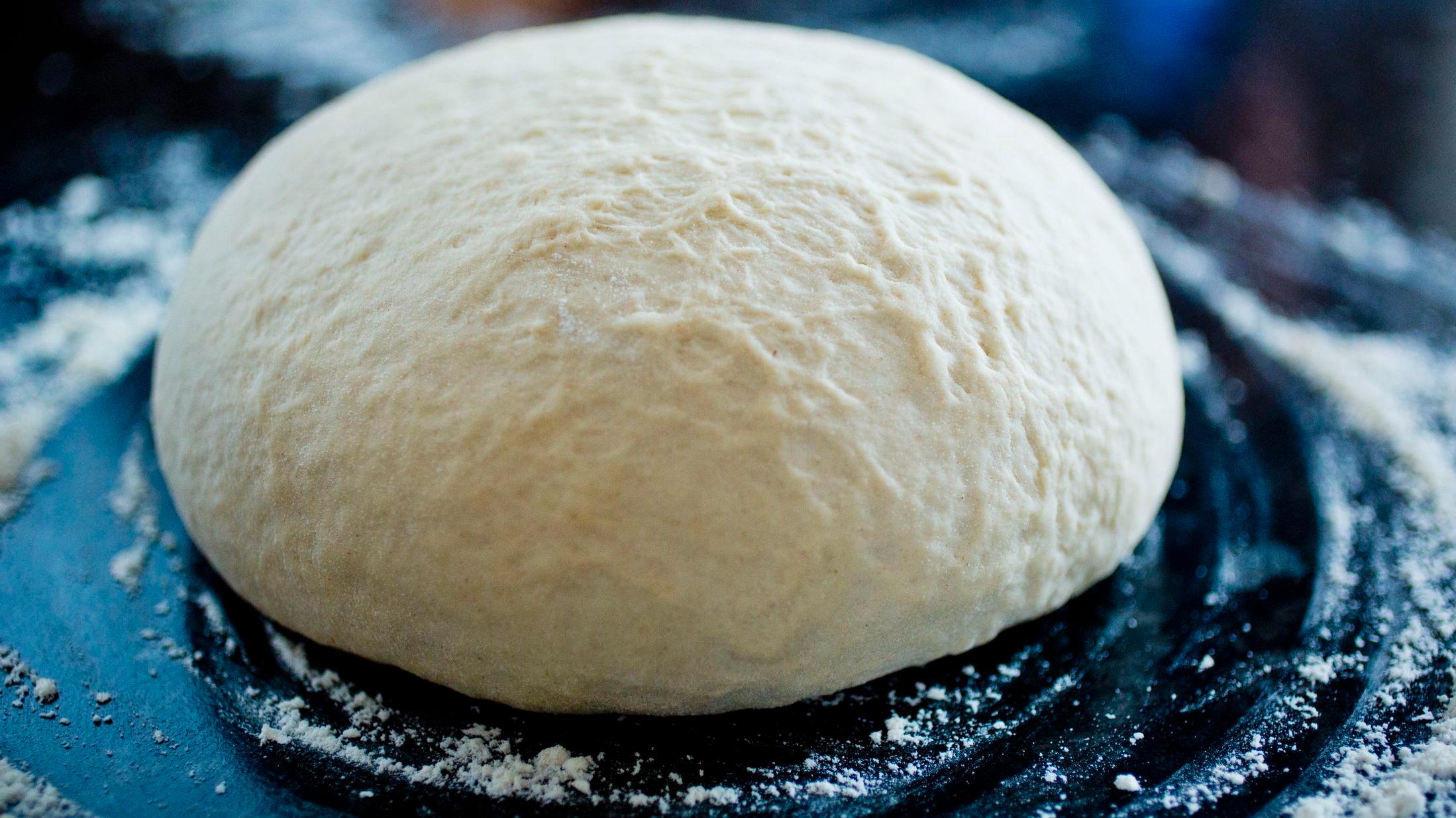 GODT FORBEREDT: Pizzadeig kan fint oppbevares i fryseren, for å gjøre middagsforberedelsene enklere.  Foto: Sara Johannessen/VG.