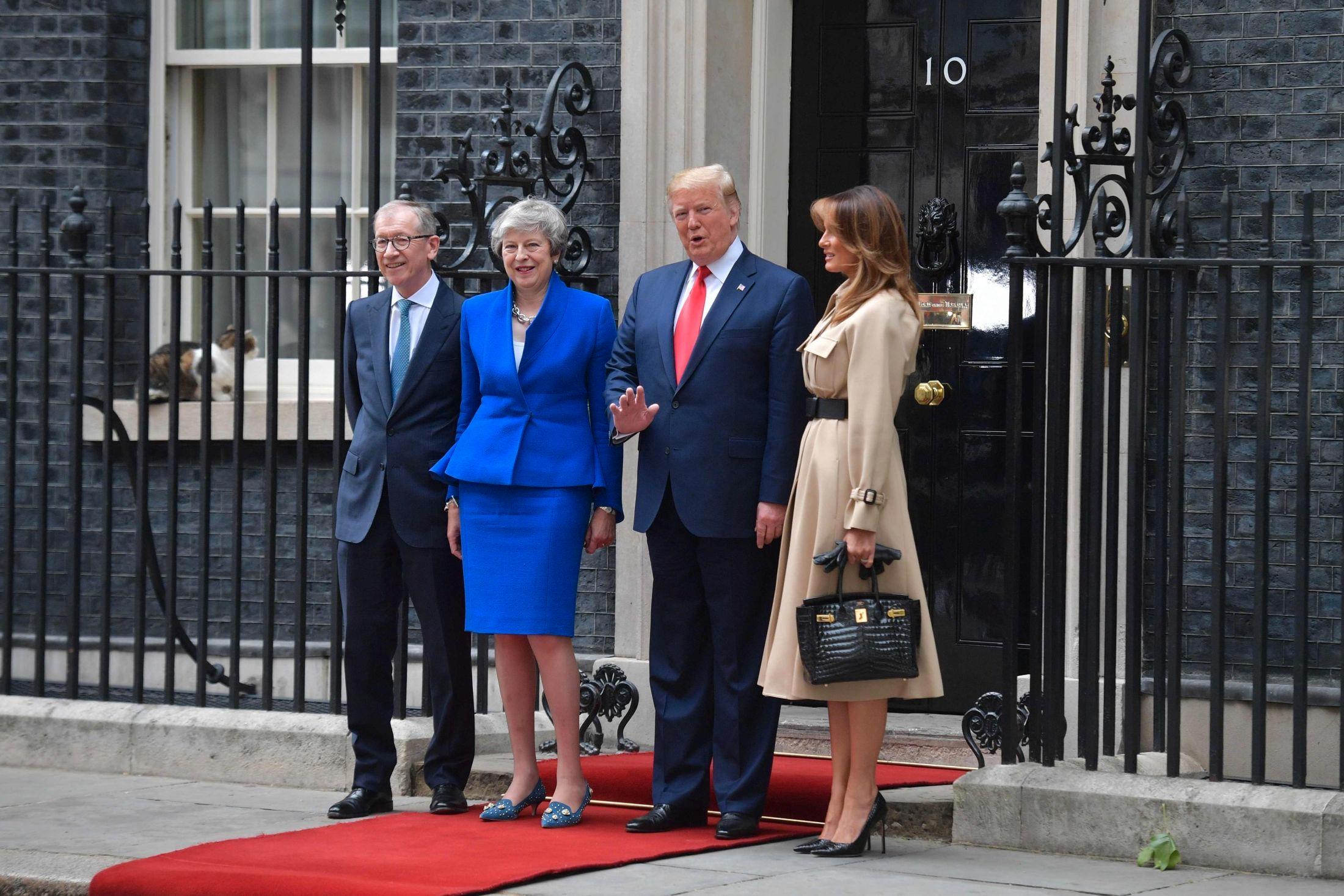 LUKSUSVESKE: Donald Trump og Melania Trump møtte statsminister Theresa May og hennes ektemann Phillip. Melania hadde en Hermes-veske verdt en halv million i hånden. Foto: AFP
