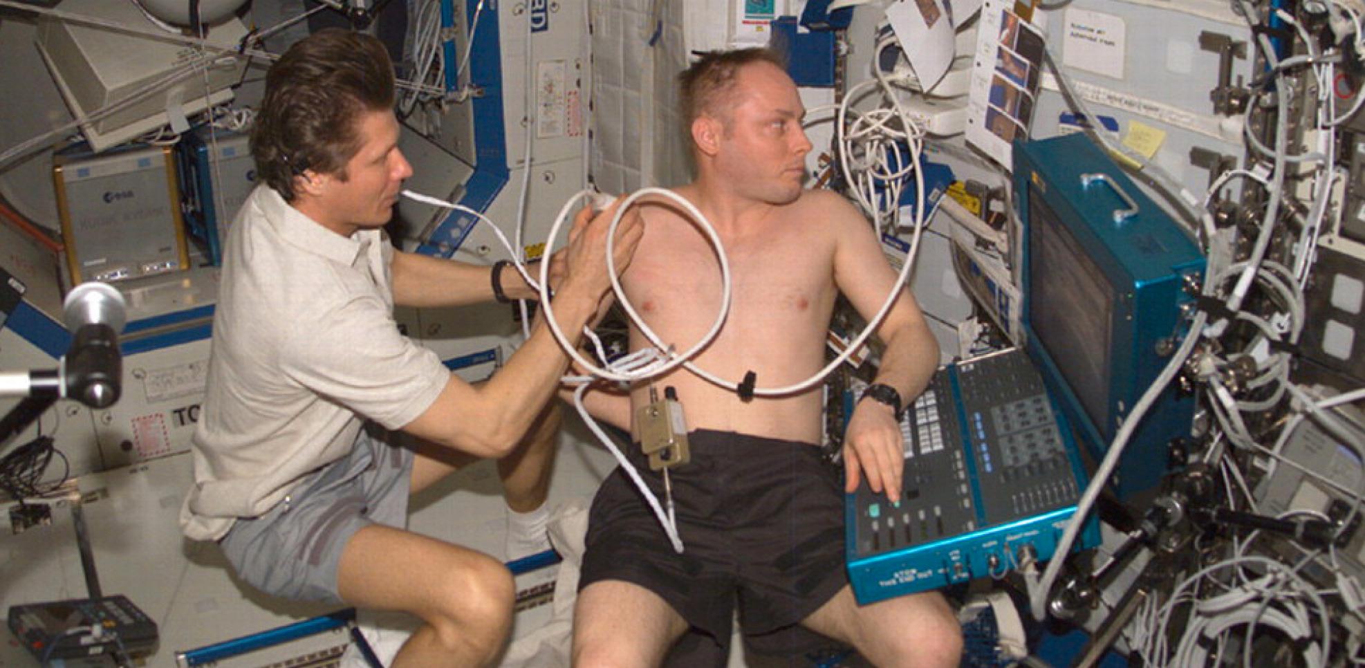 Kosmonaut Gennady Padalka gjennomfører en ultralyd-undersøkelse av astronaut Mike Fincke på ISS. Foto: NASA