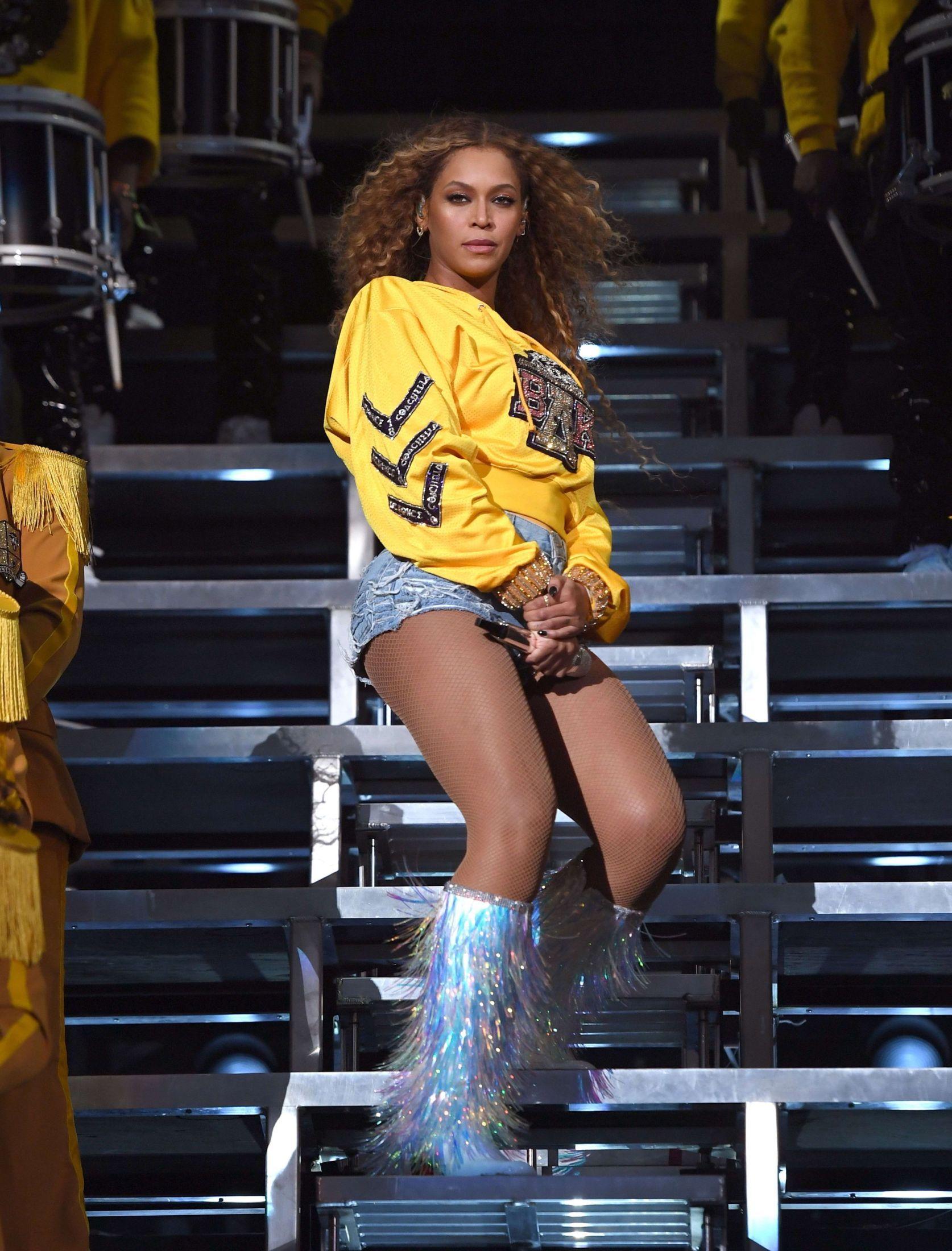 BEYCHELLA: Da Beyoncé spilte på Coachella i 2018 hadde hun jobbet seg tilbake i sceneform etter tvillingfødsel og en periode ute av rampelyset. Et av antrekkene hun brukte var denne gule collegegenseren kombinert med minishorts og rådyre frynseboots fra Christian Louboutin. 
