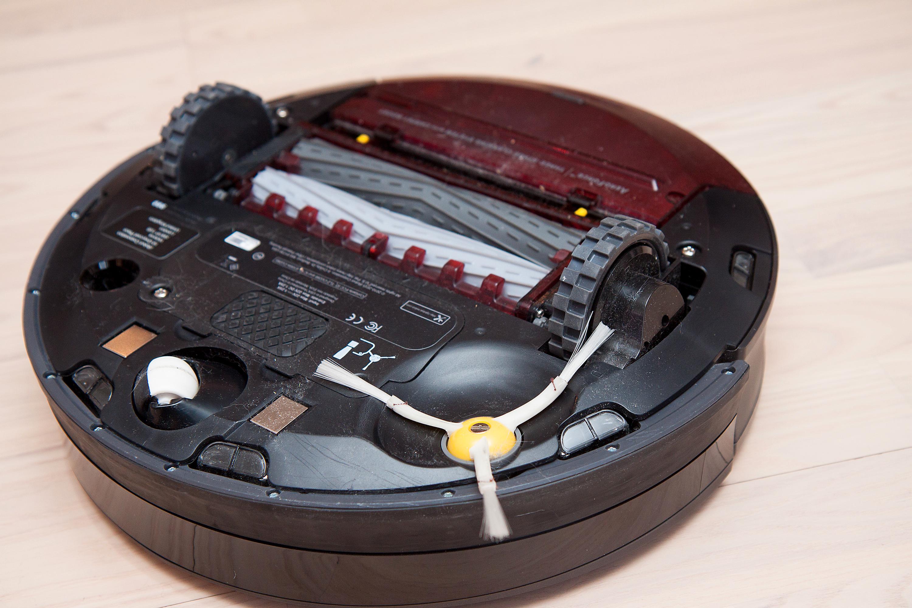 Slik ser iRobot Roomba 980 ut på undersiden.