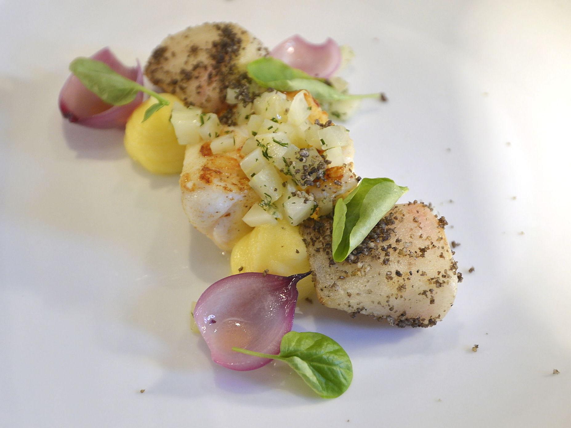 LEKKERT: Maten ble lekkert presentert under besøket på De 4 roser. Følg André på Instagram for flere bilder fra måltidet. Foto: Terje Mortensen/VG