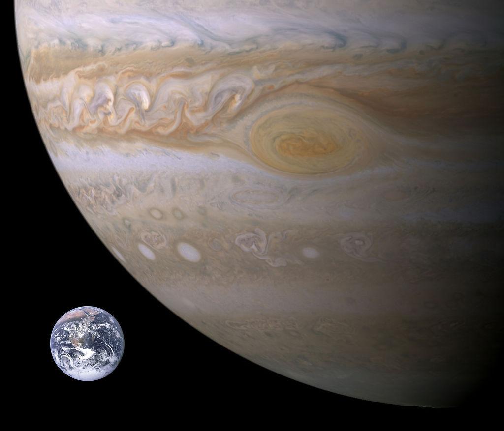 Tilnærmet størrelsesammenligning mellom jorden og Jupiter. Foto: NASA