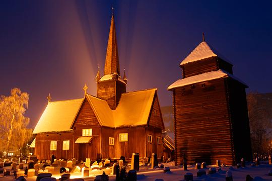 Vågå kirke i frostrøyk, en iskald kveld i februar. Foto: Edmund Schilvold