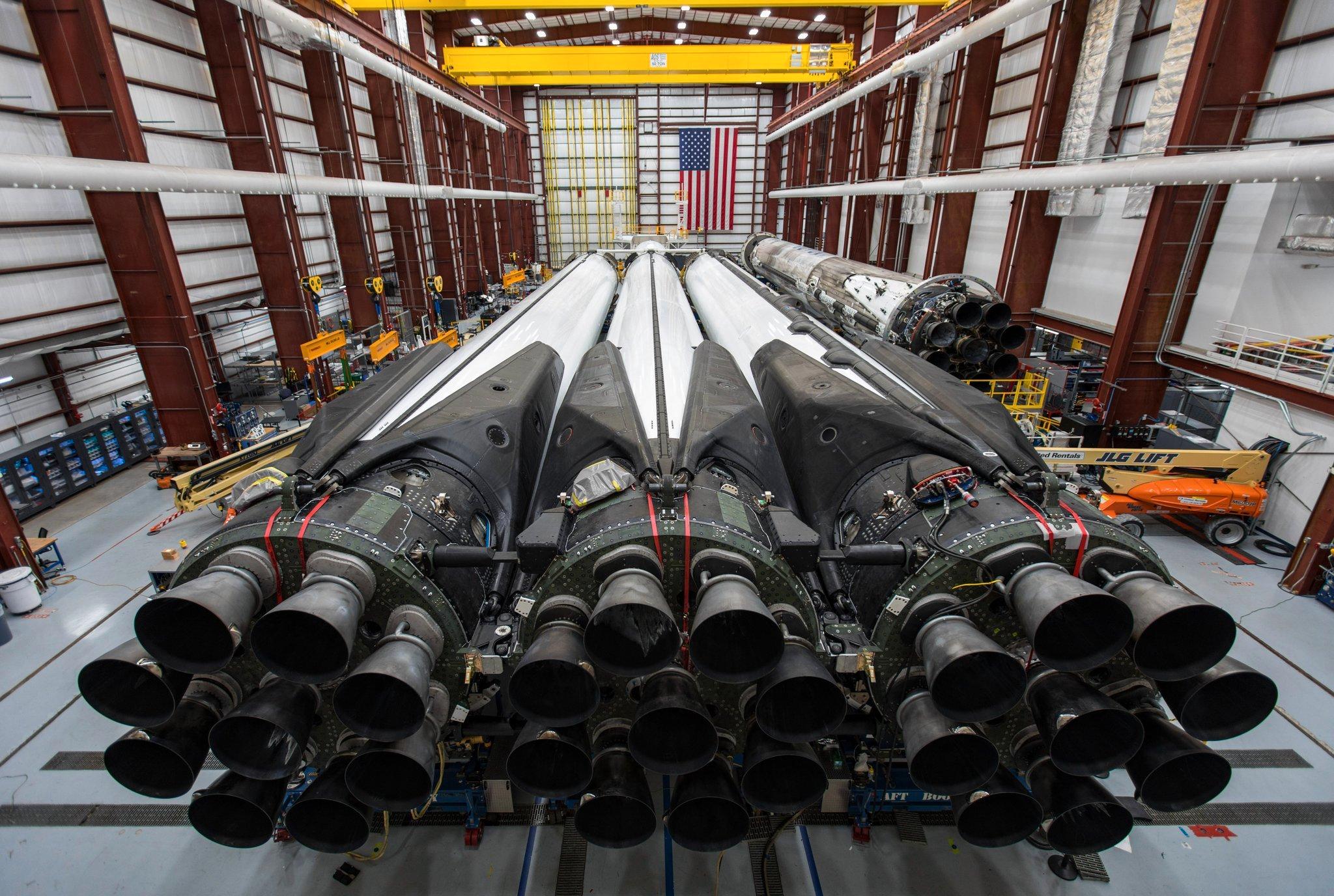 Falcon Heavy og dens 27 Merlin-motorer slapper av i hangaren før oppskytingen.