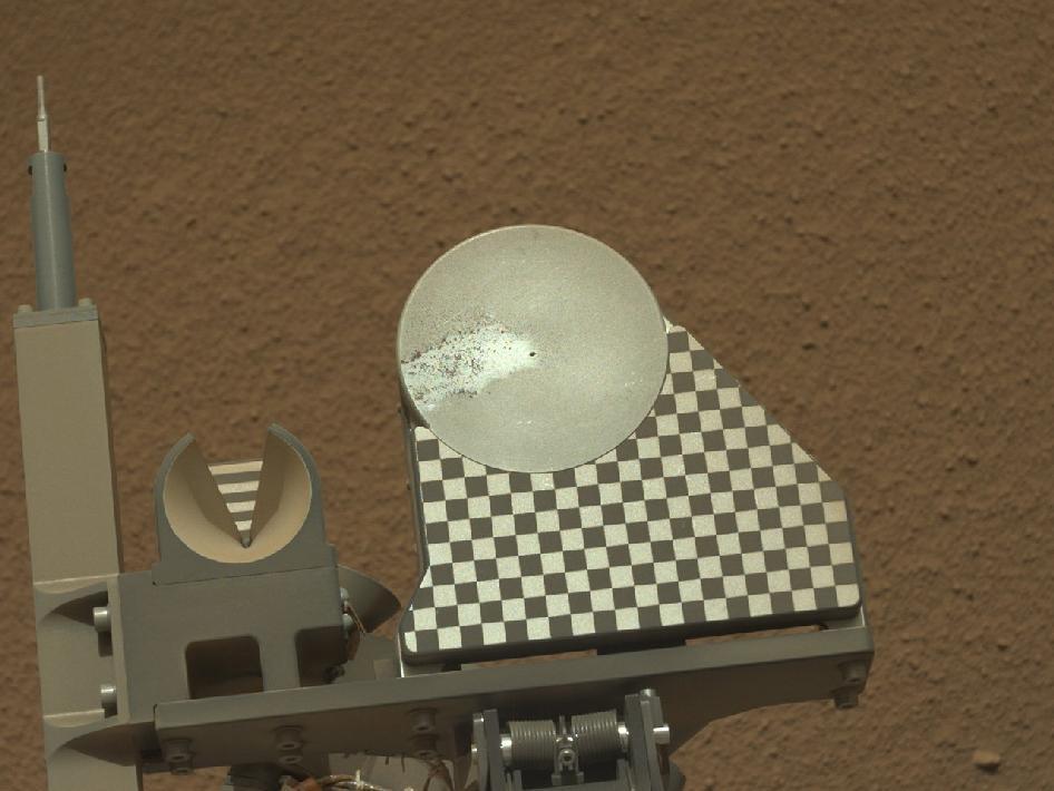 Robotarmen har lagt jordprøver på Curiositys observasjonsflate.Foto: NASA