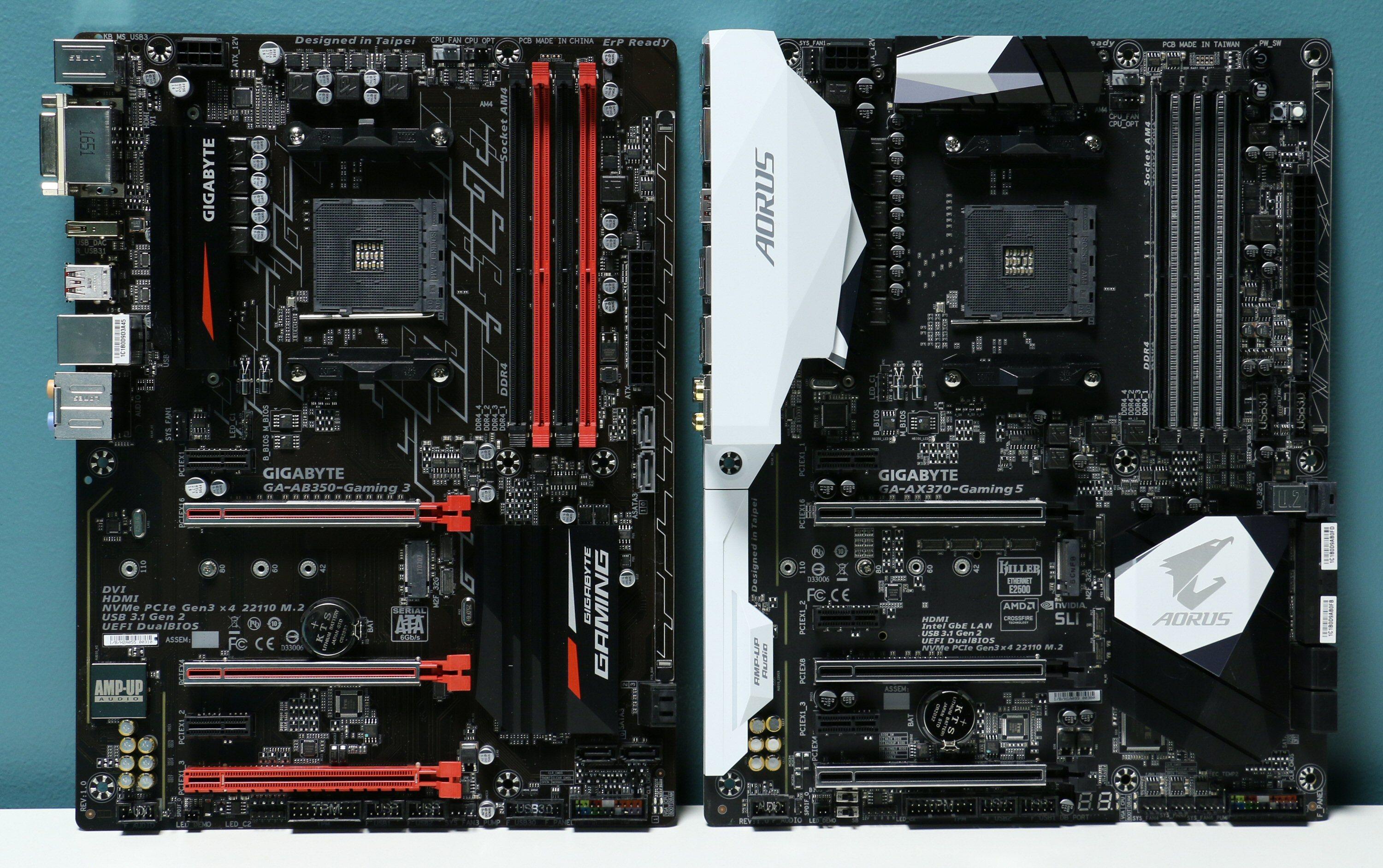 To AM4-hovedkort fra Gigabyte: AB350-Gaming 3 til venstre og AX370-Gaming 5 til høyre. De har AMD-brikkesettene B350 og X370.
