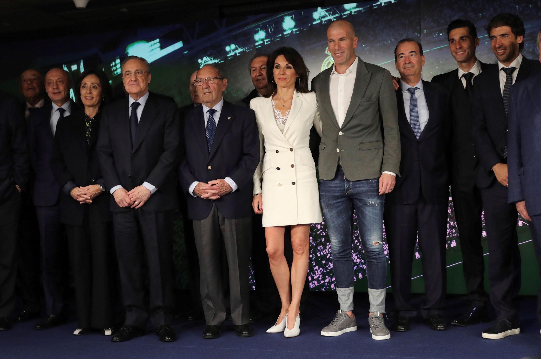 SKILTE SEG UT: Zinédine Zidane valgte oppbrettede jeans da han ble lansert som Real Madrids nye trener. Foto: EPA/BALLESTEROS.