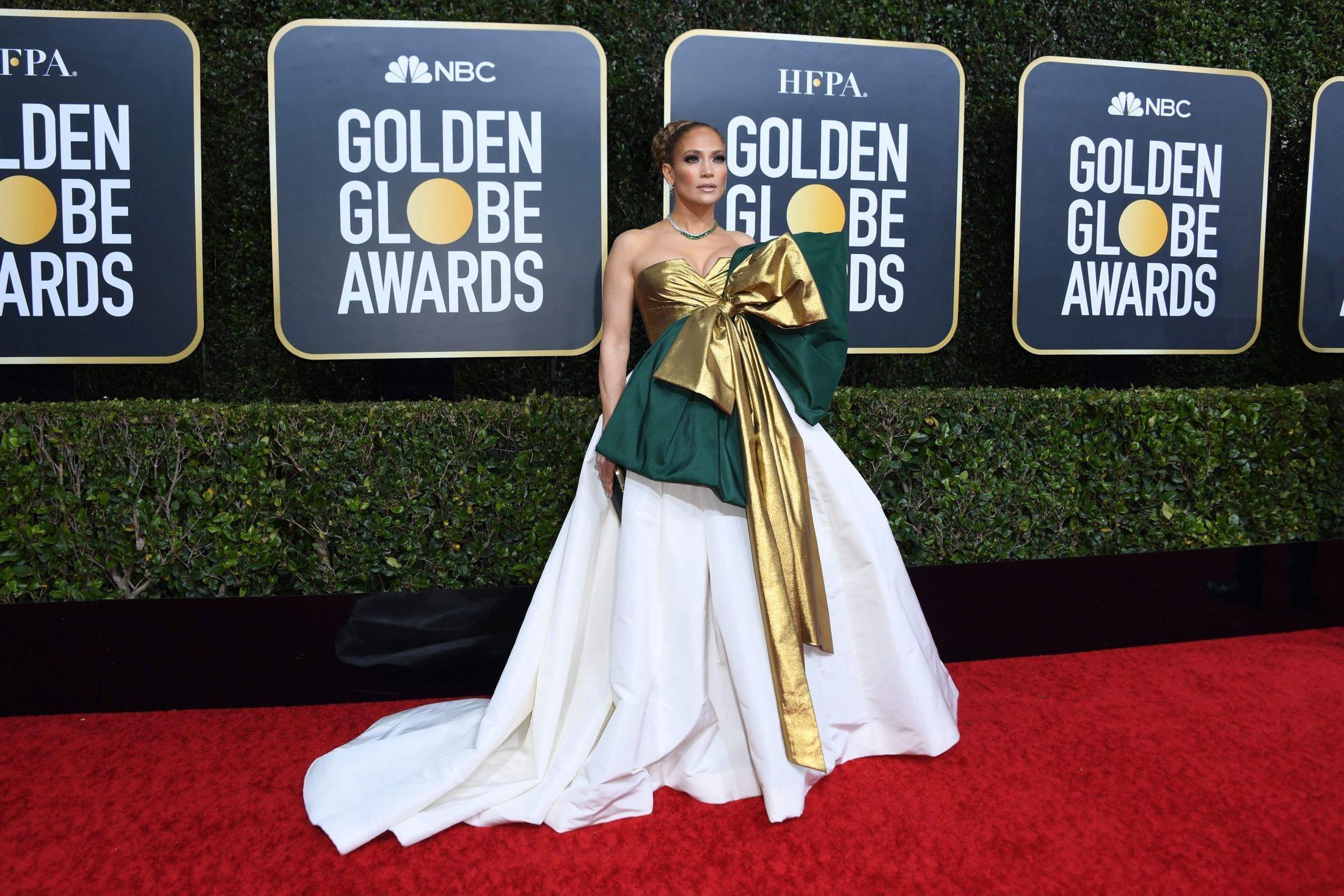VAKTE OPPSIKT: Jennifer Lopez gikk for en noe spesiell kreasjon fra Valentino. Kjolen ligner på en gigantisk julegave, skriver Huffington Post. (Photo by VALERIE MACON / AFP)