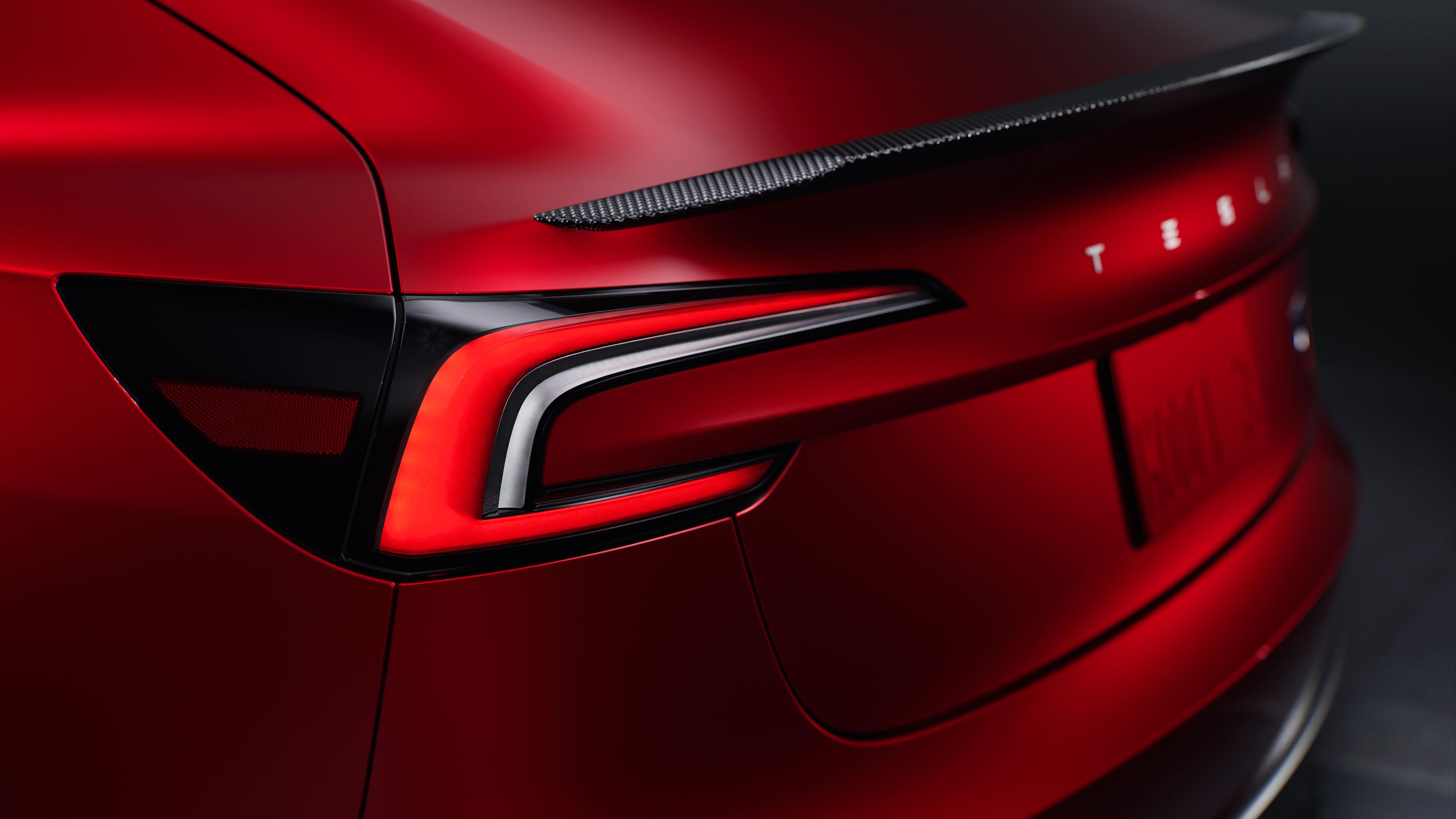 Liten karbonspoiler bak betyr «sint» på Tesla. Model S Plaid har også dette.