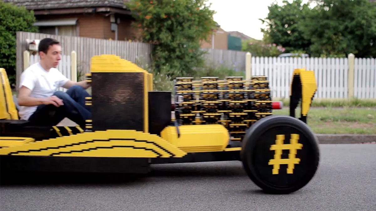 Denne kjørbare bilen er lagd av Lego