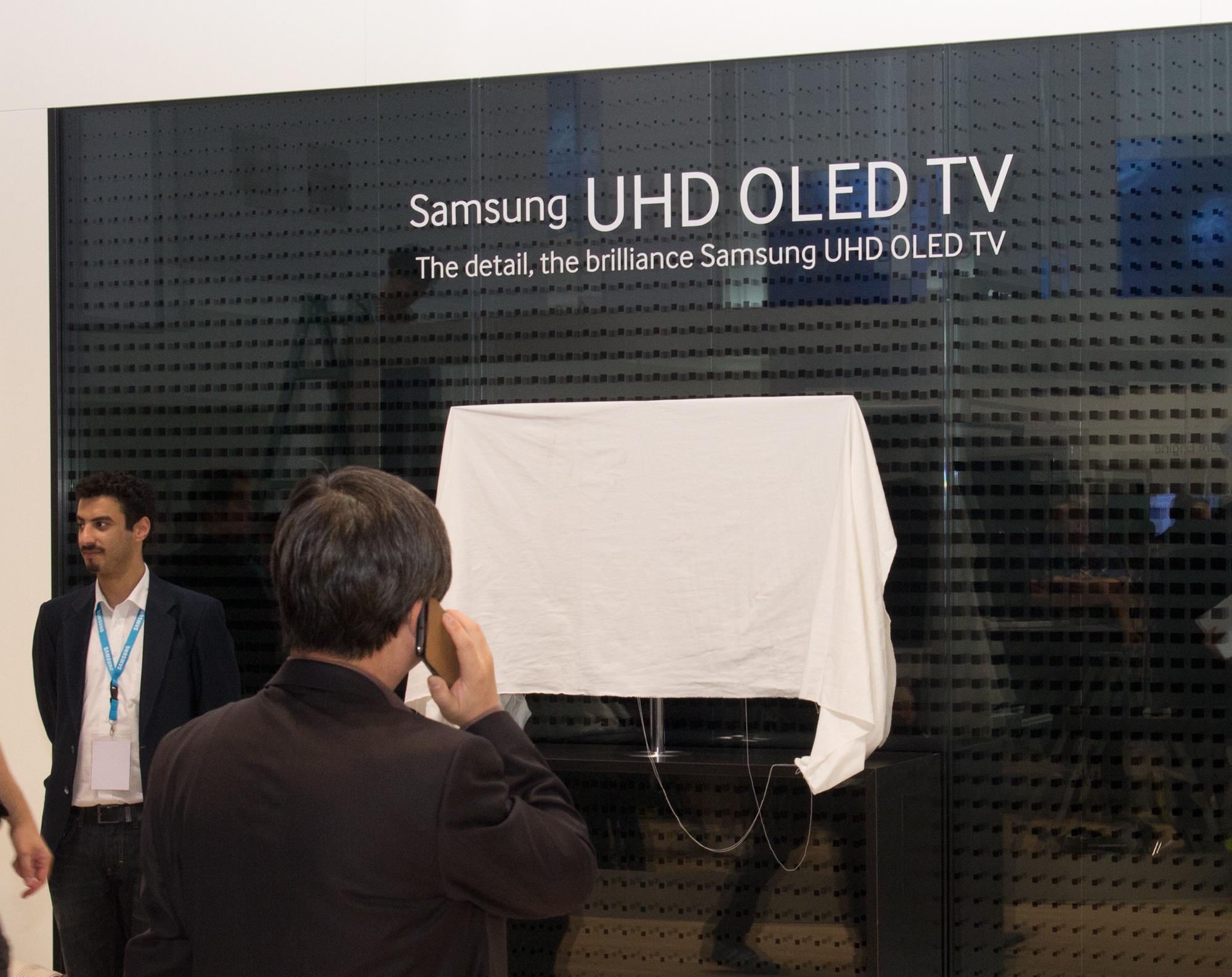 Første dagen er Samsung gnien på å vise frem varene.