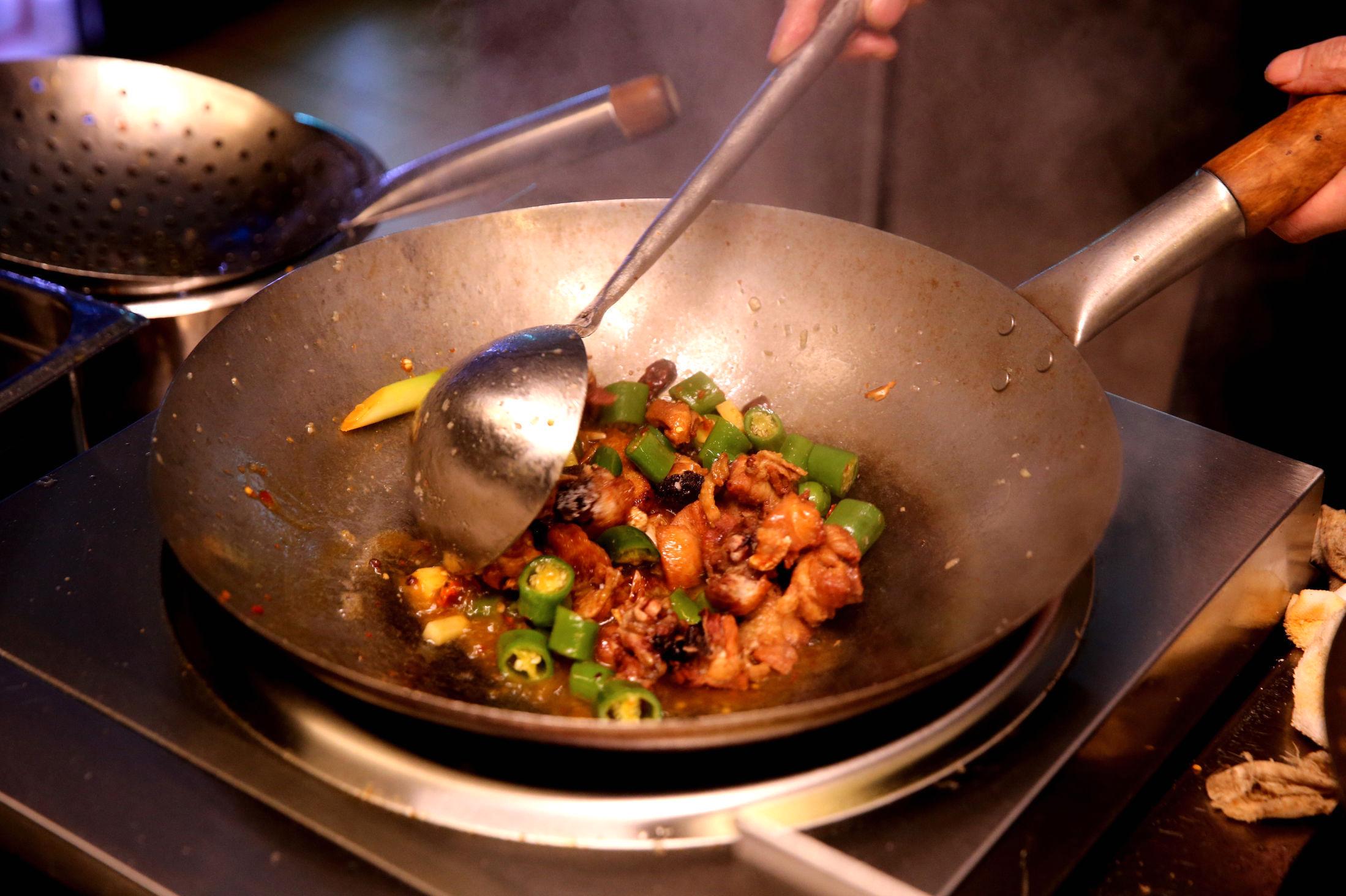 I PANNEN: Den sichuanske maten passer godt til en fuktig vinter, mener VGs anmelder. Foto: Trond Solberg/VG