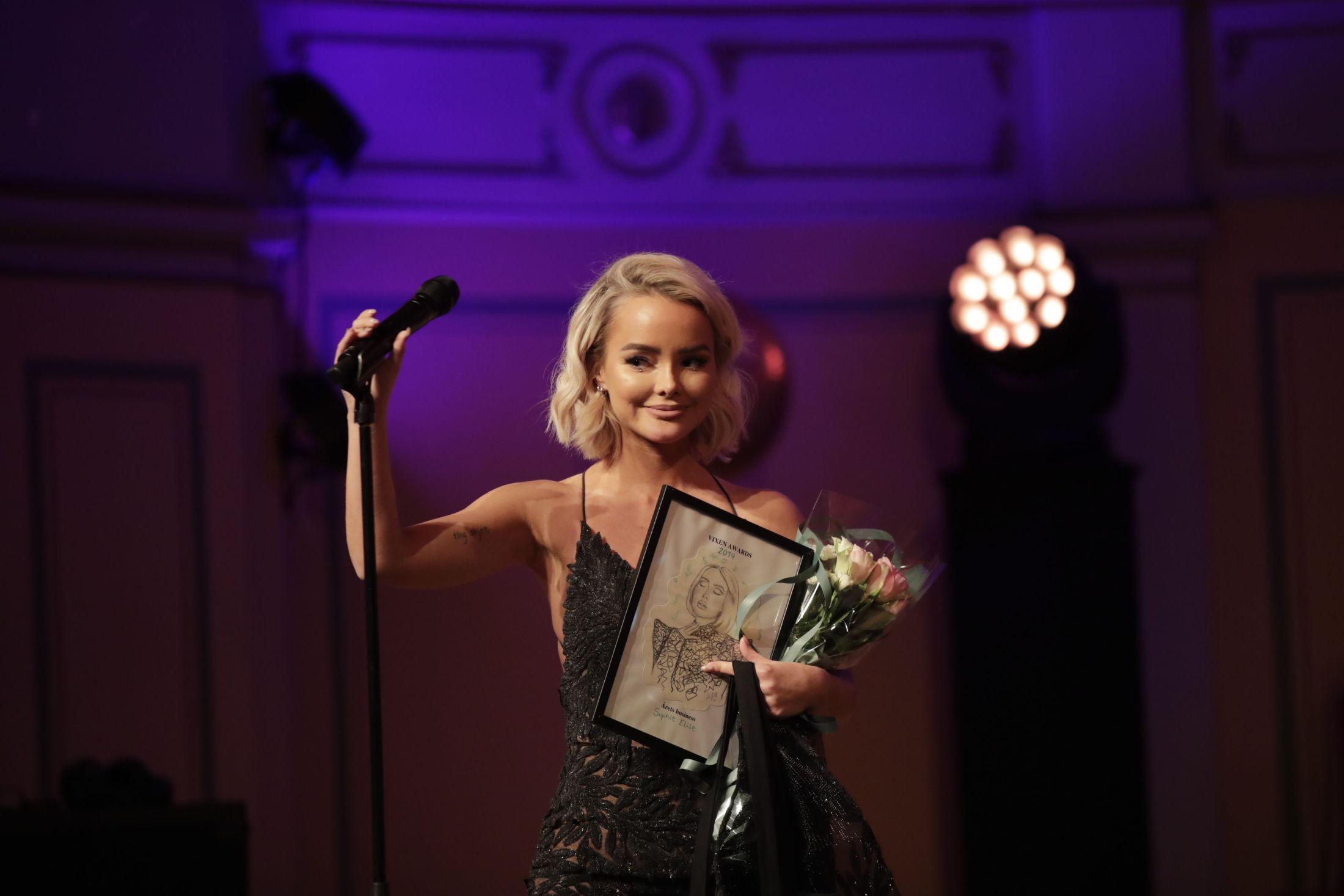 ÅRETS BUSINESS: Sophie Elise på scenen under Vixen Awards. Foto: Foto: Vidar Ruud / NTB scanpix