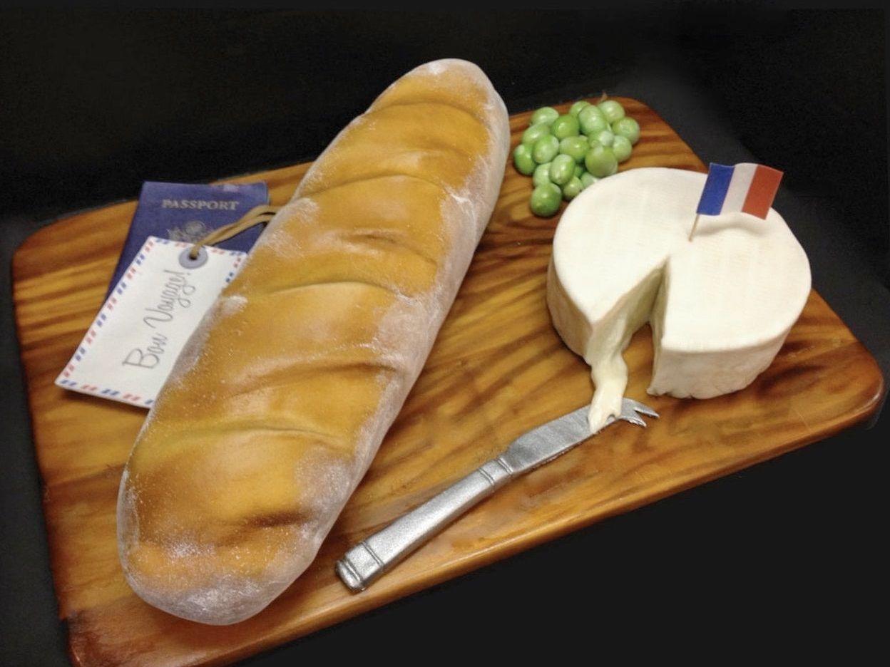 FRANSK: Hvis du har lyst på en fransk opplevelse men ikke er glad i ost og baguette, kan kanskje denne brød- og briekaken være midt i blinken. Foto: Debbie Does Cake
