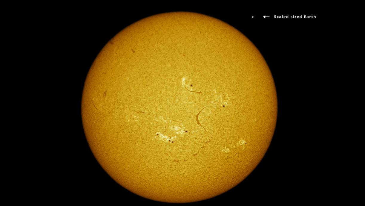 Dette er solen som fotografen fanget i all sin prakt. Jorden er tatt med på bildet som størrelsesreferanse.Foto: YouTube
