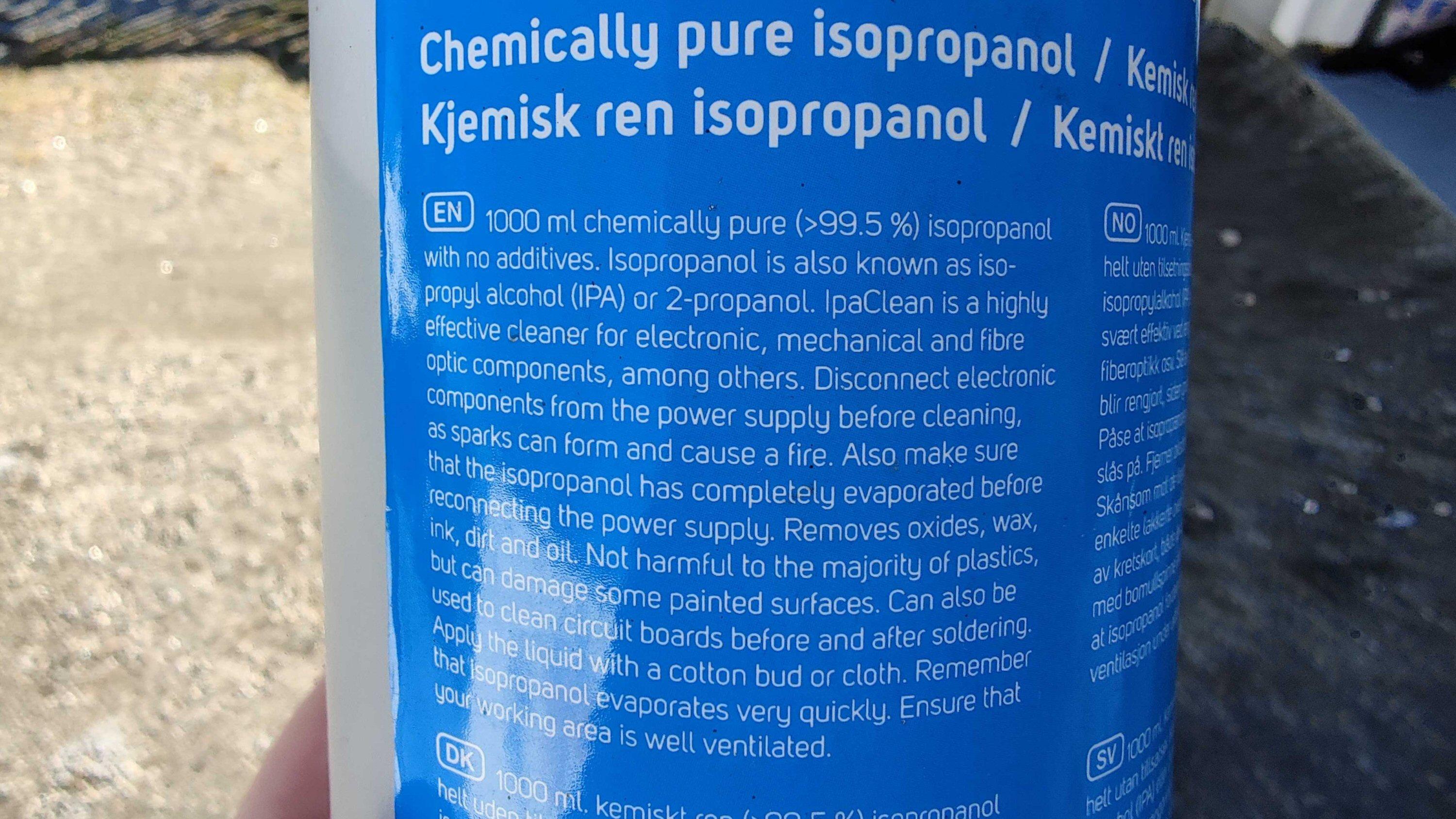 Det er ikke uvanlig å finne en litersflaske med isopropanol i velfylte garasjer. Hvis den er helt ren (99,5 %), er det mulig å blande den ut med destillert vann (batterivann).