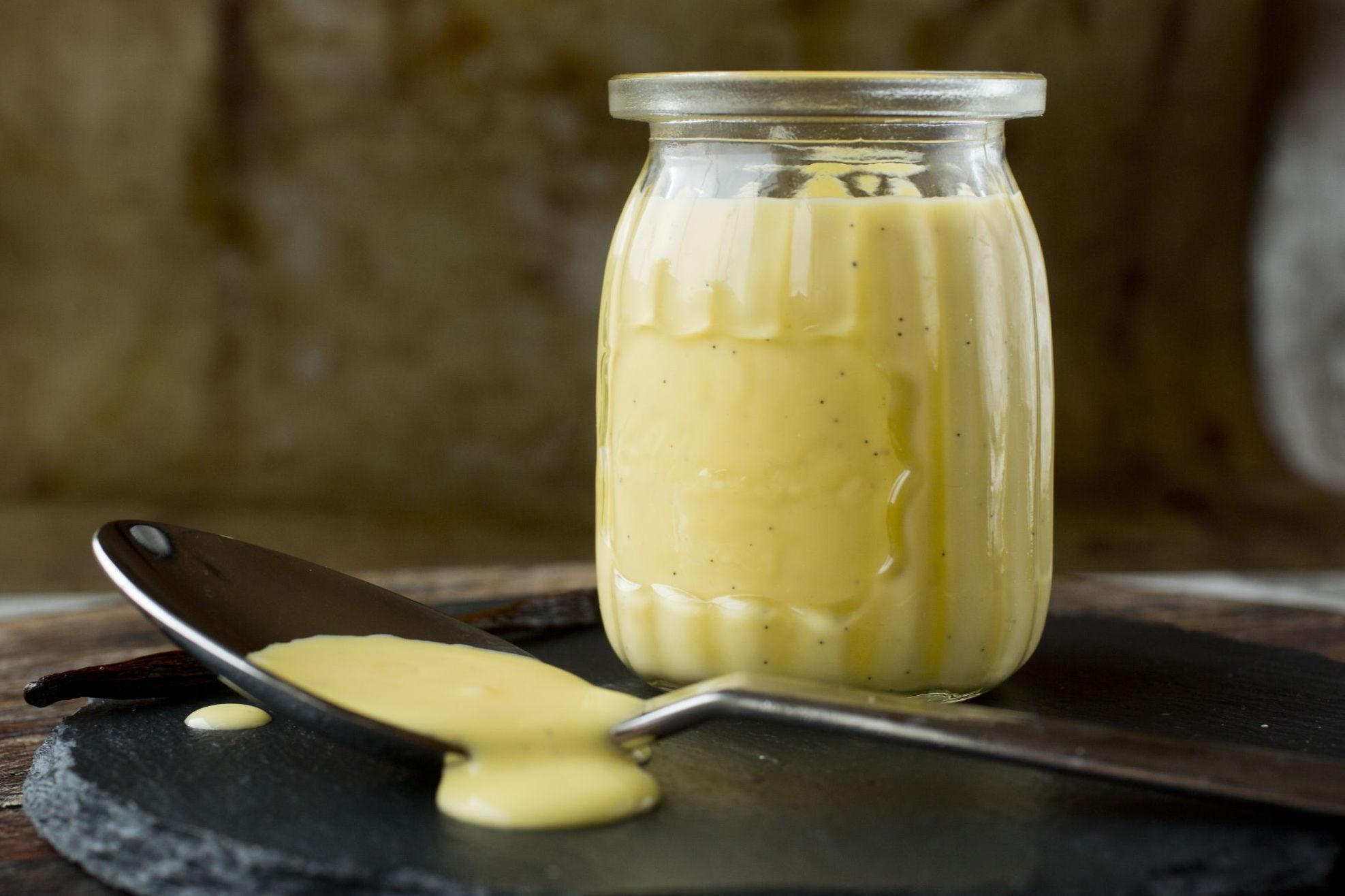 SLURP: Hjemmelaget vaniljesaus lager du på 1-2-3 - og slår ferdigpakkene hvilken som helst dag i uken. Foto: Sara Johannessen/VG