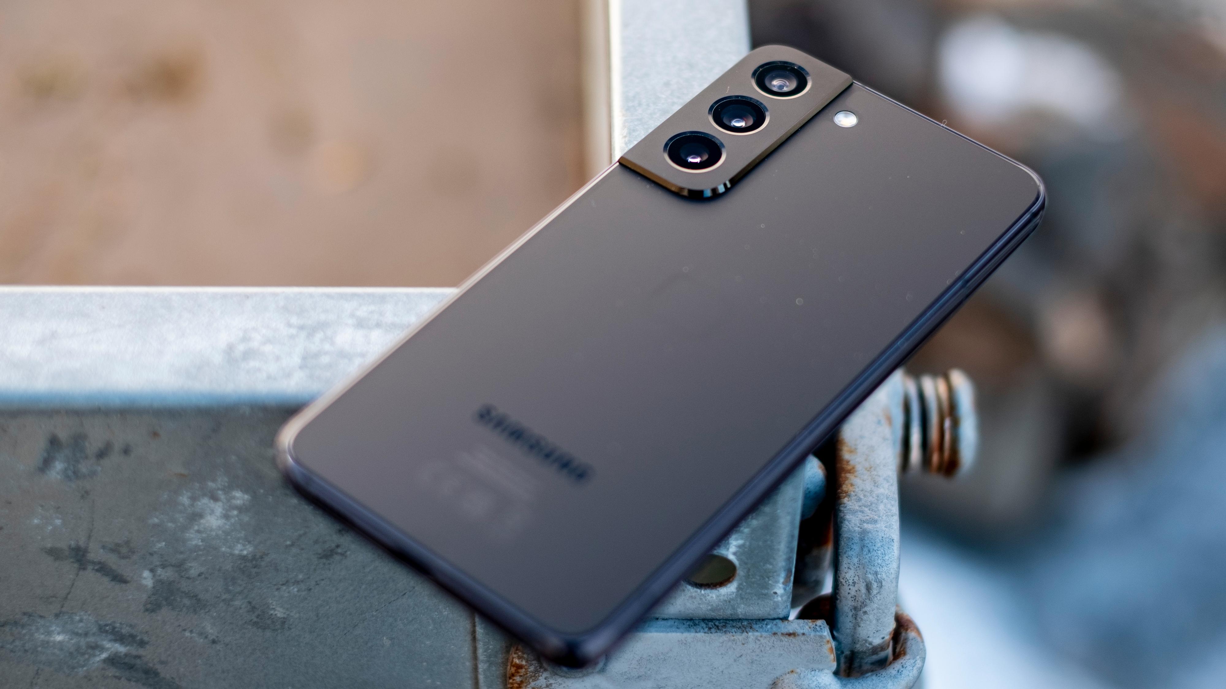 Galaxy S22 er den minste av Samsungs nye toppmodeller, men den er like sprek som resten.