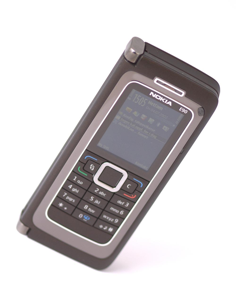 All teknologien gjør E90 til en telefon som ruver høyt over landskapet.