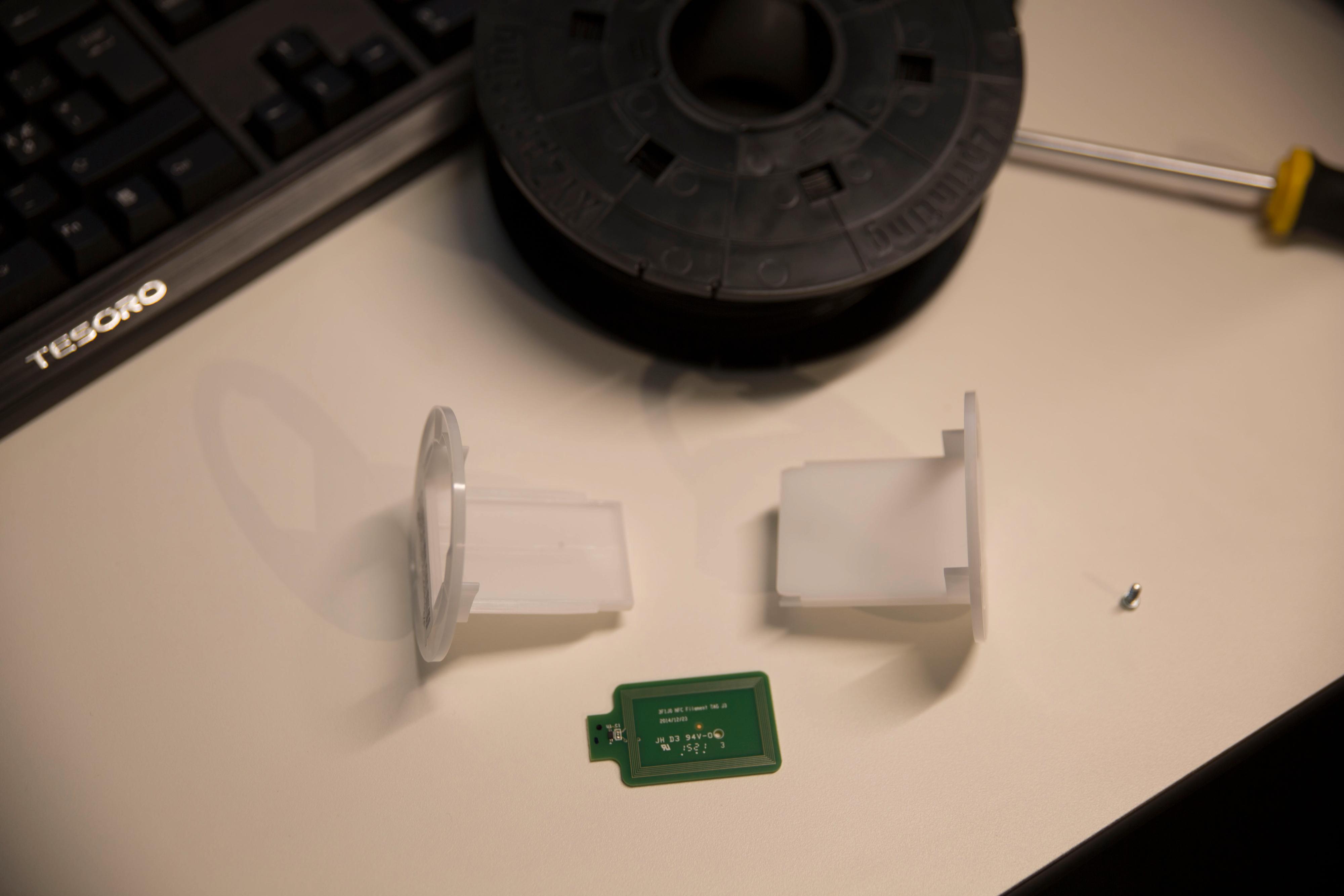NFC-brikke monteres i en brakett som festes i filament-spolen. Uten denne brikken virker ikke skriveren.