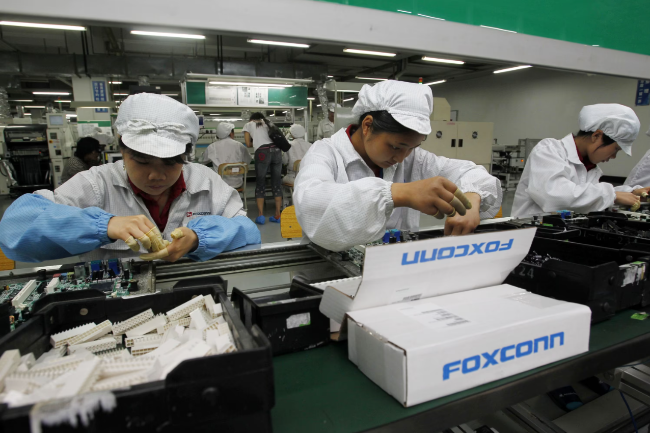 Illustrasjonsbilde; kinesiske arbeidere produserer elektronikk hos Foxconn.