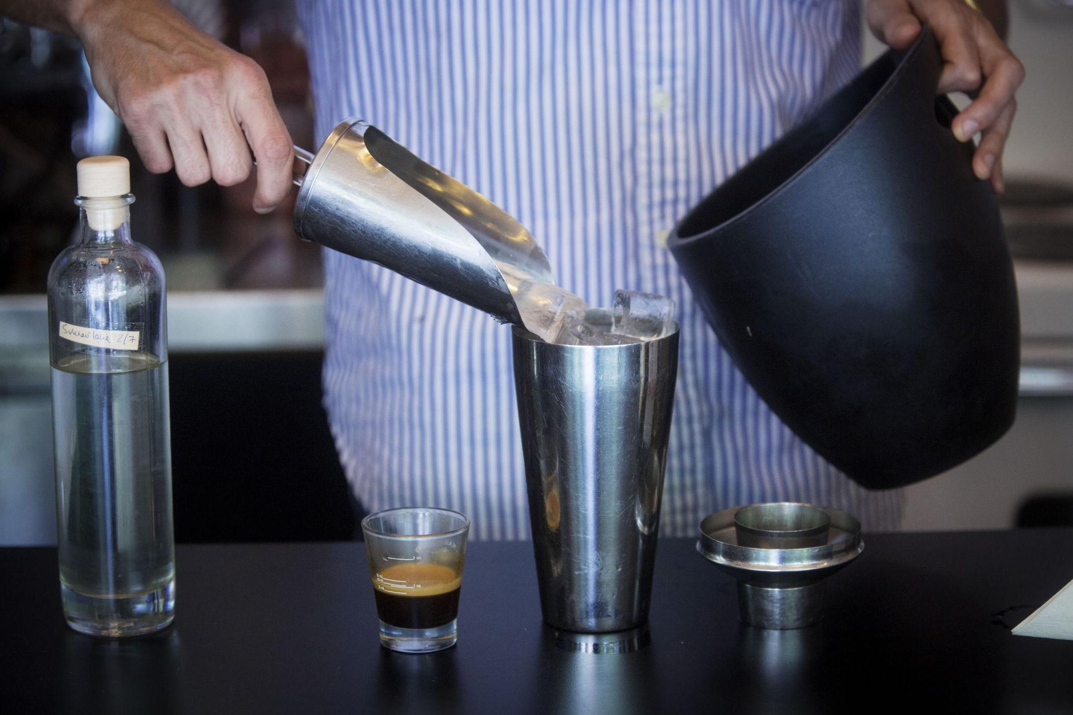 ISKALD LATTE: Fyll shakeren godt opp med is for å unngå at kaffedrinken smelter før du heller i espresso og sukkerlake. Foto: Kyrre Lien/VG