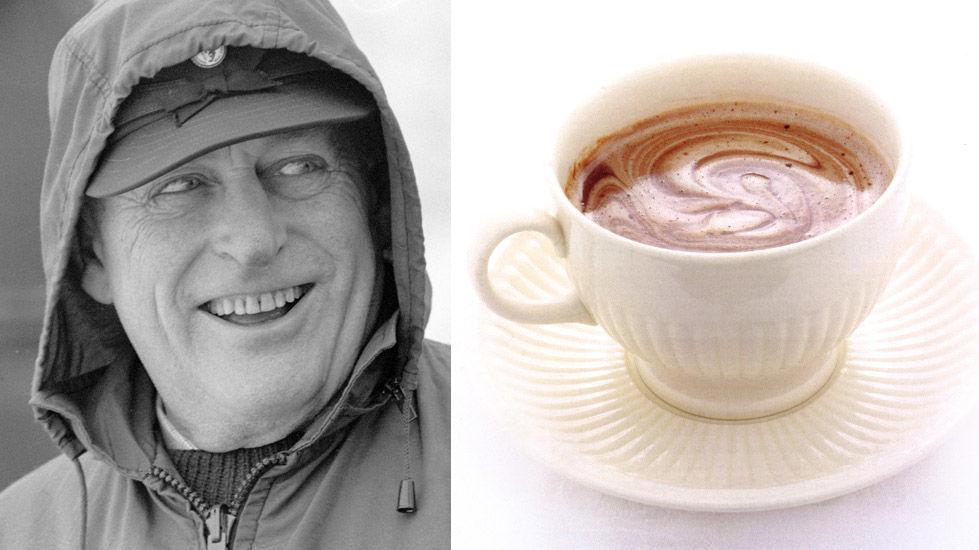 VARM KAKAO: Etter en skitur er det utrolig deilig med en kopp varm kakao. Det syntes nok kong Olav også. Foto: Erik Thorberg/NTB Scanpix/Kagge Forlag