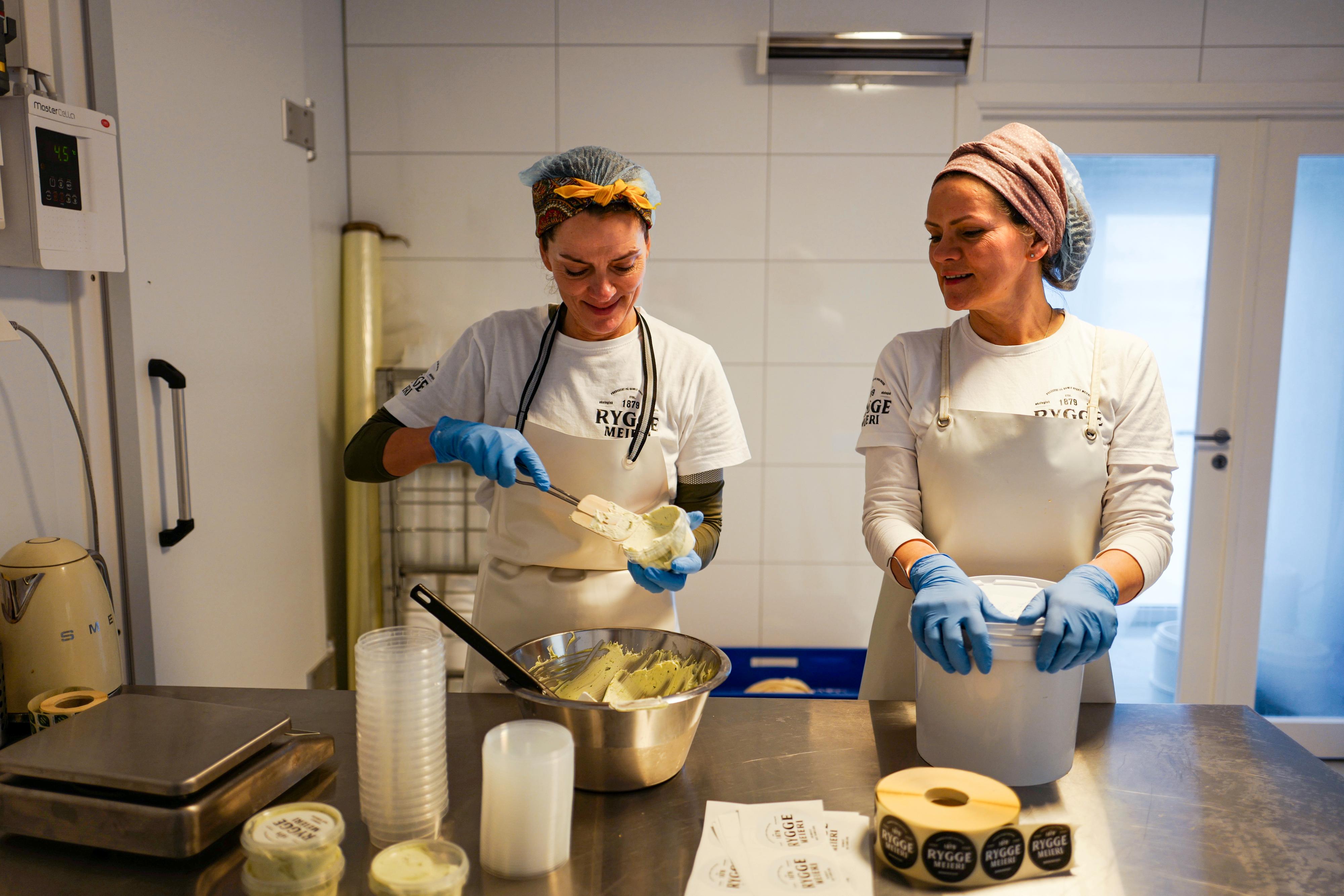 SØSTRE: Nina Felle, søsteren til Sølvi hjelper til med å lage kremost.